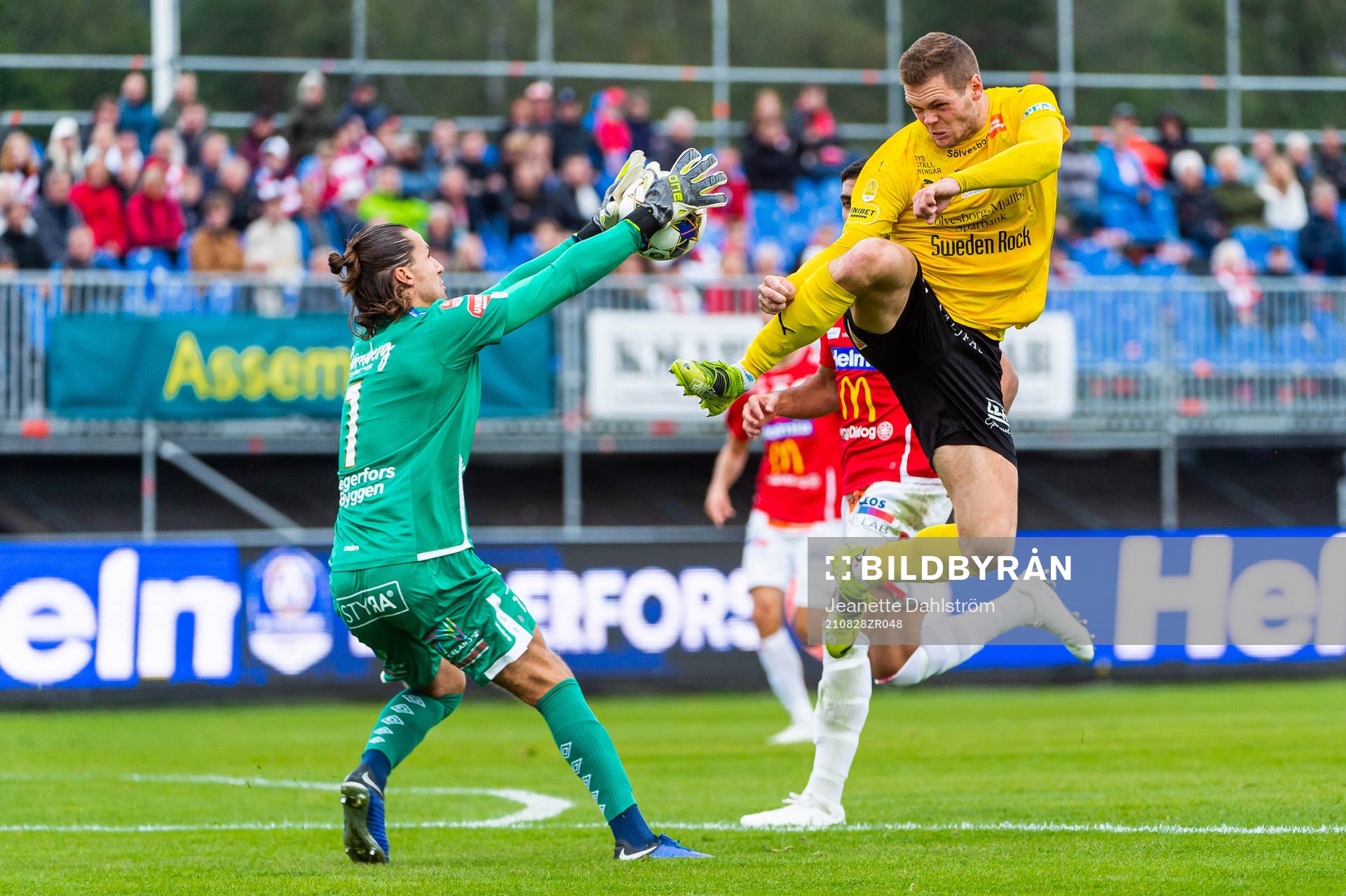Degerfors målvakt Alfie Malik Whiteman och Mjällbys Jacob