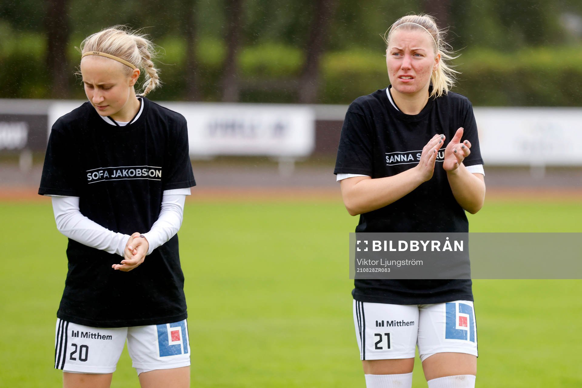 Sundsvalls Ida Åkerlund och Amanda Hagelberg inför fotbollsmatchen i Elitettan mellan Lidköping och Sundsvall den 28 augusti 2021 i Lidköping.