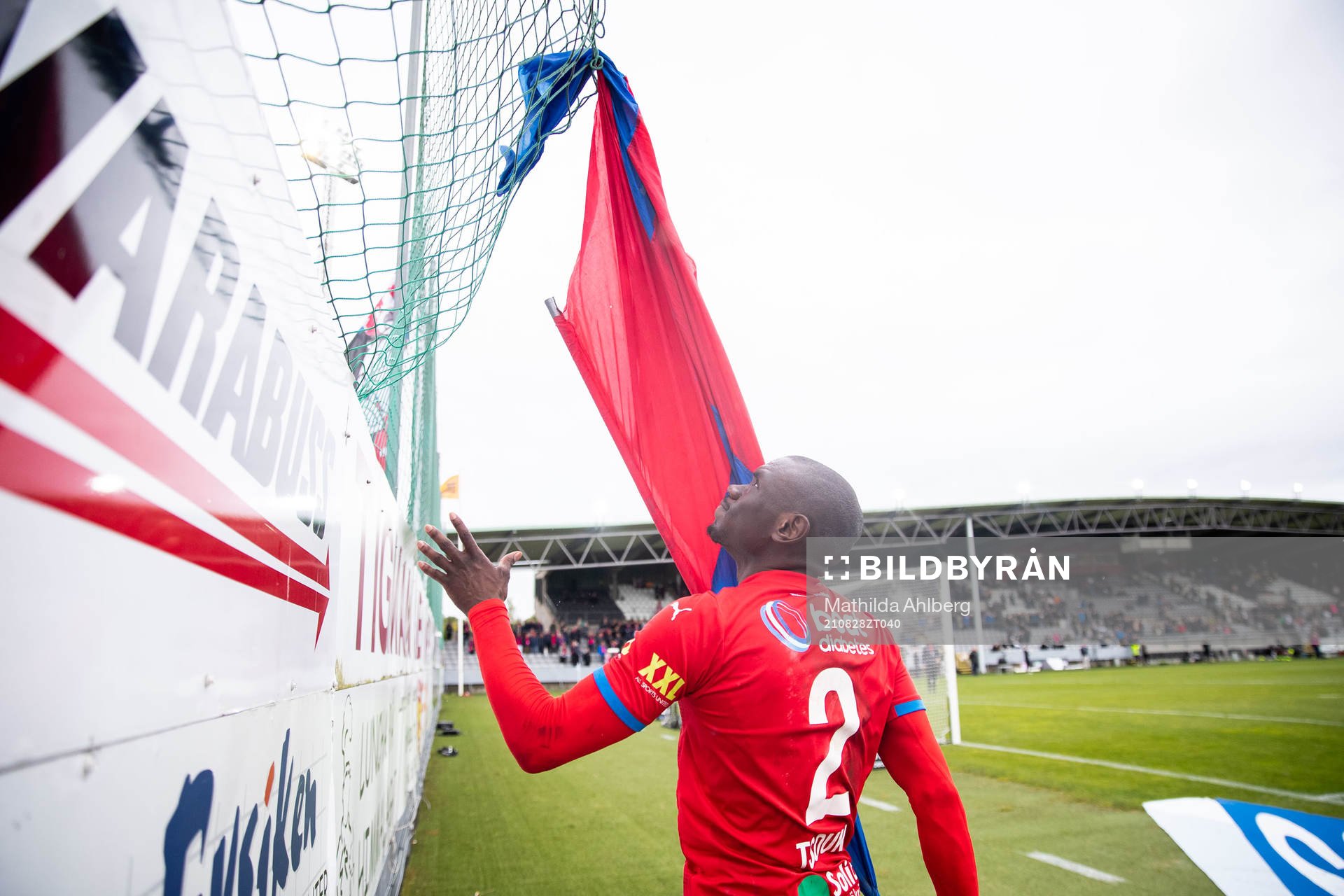 Helsingborgs Ravy Tsouka-Dozi får en flagga av supportrar