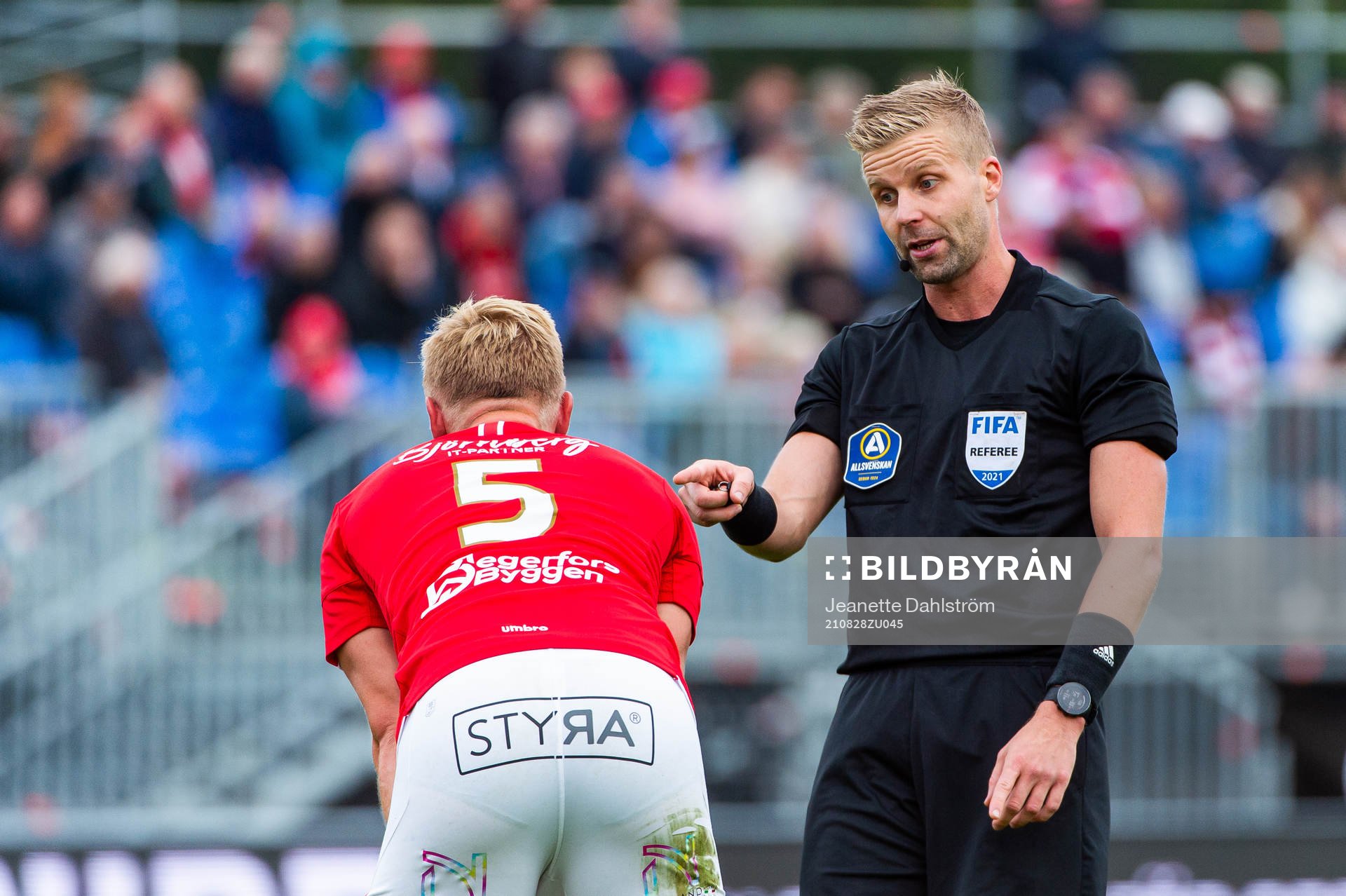 Degerfors Oliver Ekroth i diskussion med domare Glenn Nyberg