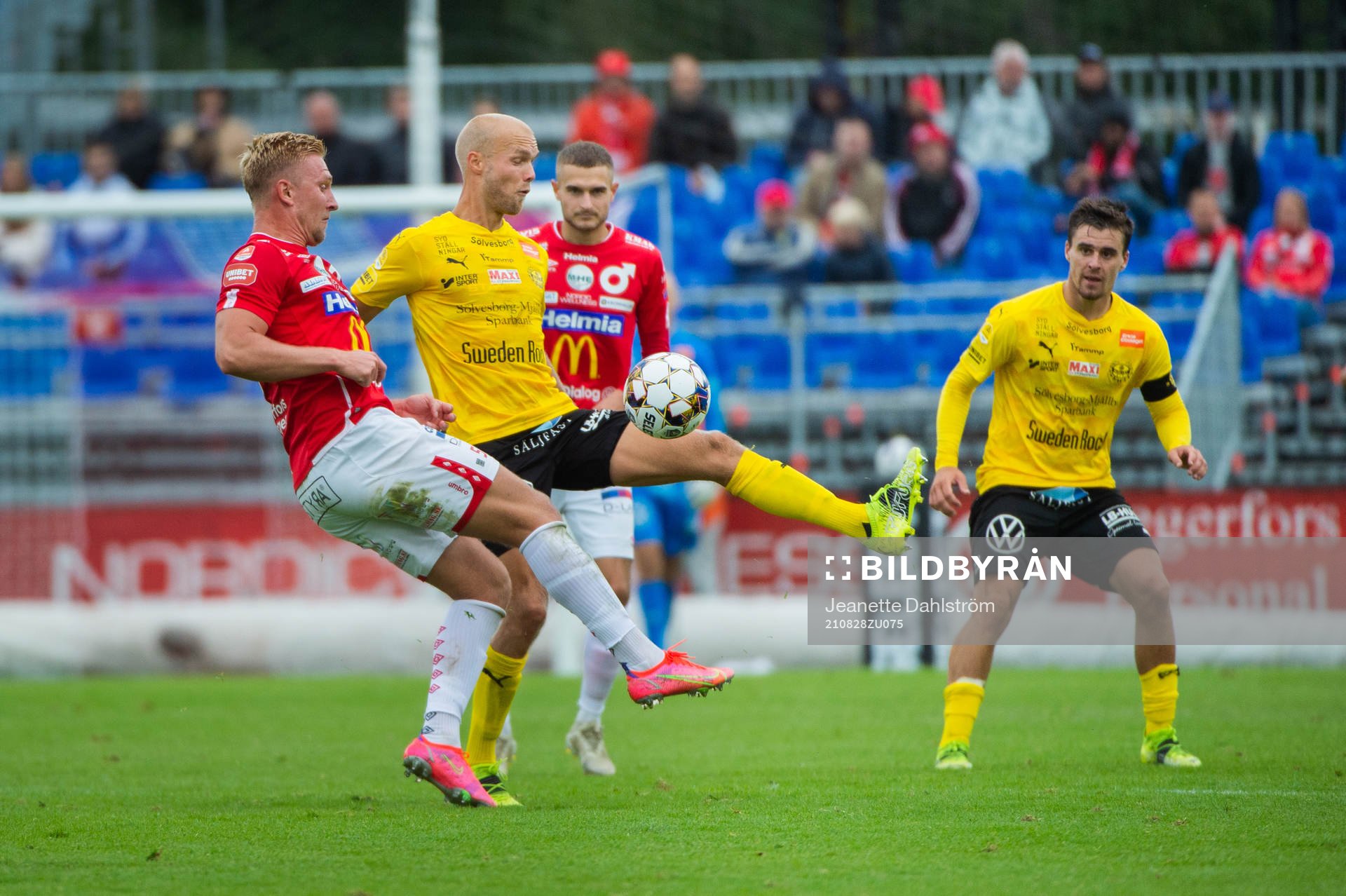 Degerfors Oliver Ekroth och Mjällbys Viktor Gustafson