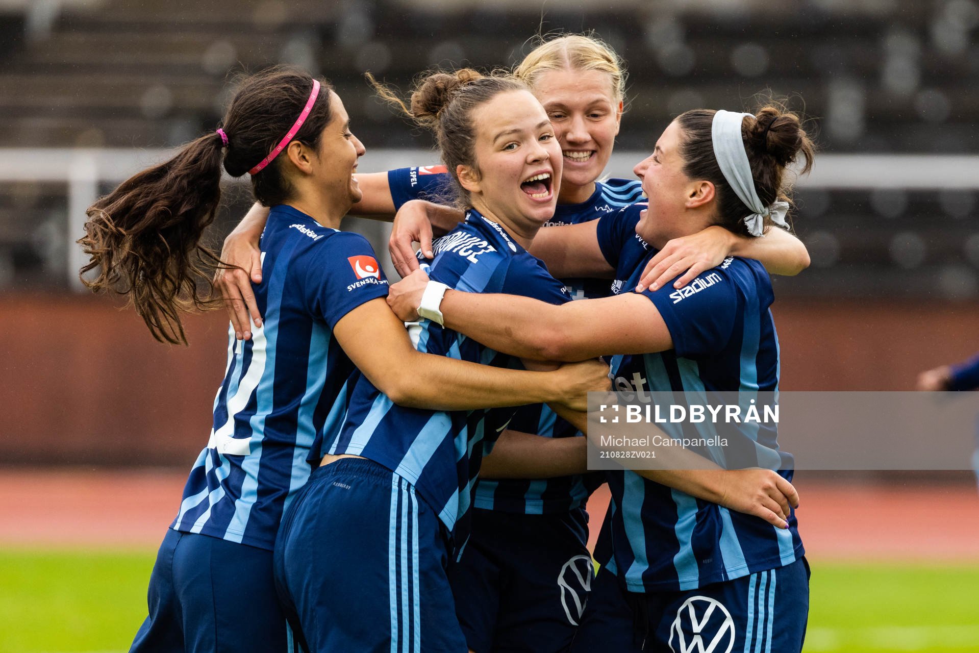 Djurgårdens Julia Walentowicz, Hayley Dowd, och Daniela Zamora jublar efter 1-0 målet under fotbollsmatchen i Damallsvenskan mellan Djurgården och Växjö den 28 augusti 2021 i Stockholm.