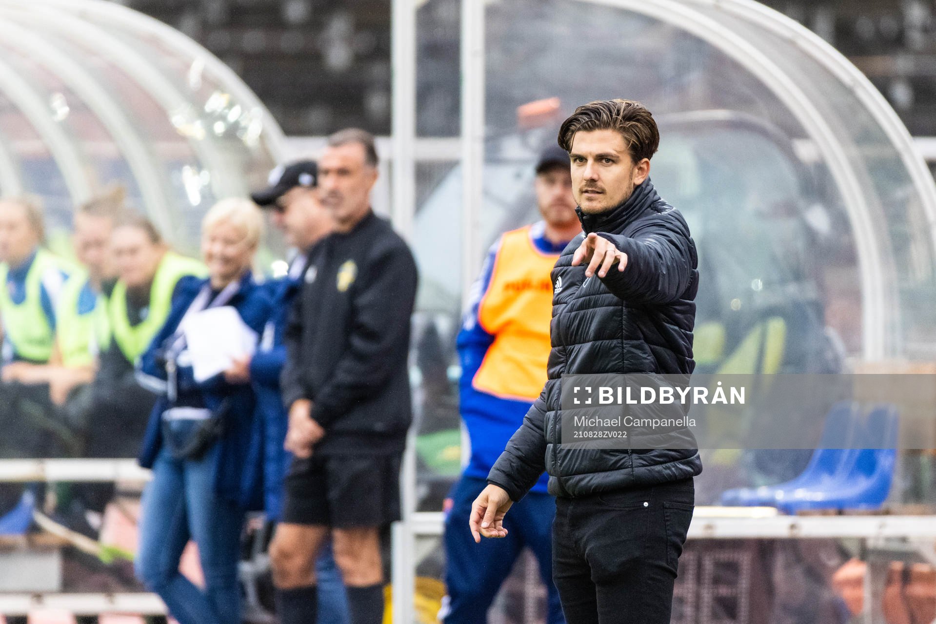 Djurgårdens tränare Magnus Pålsson under fotbollsmatchen i Damallsvenskan mellan Djurgården och Växjö den 28 augusti 2021 i Stockholm.
