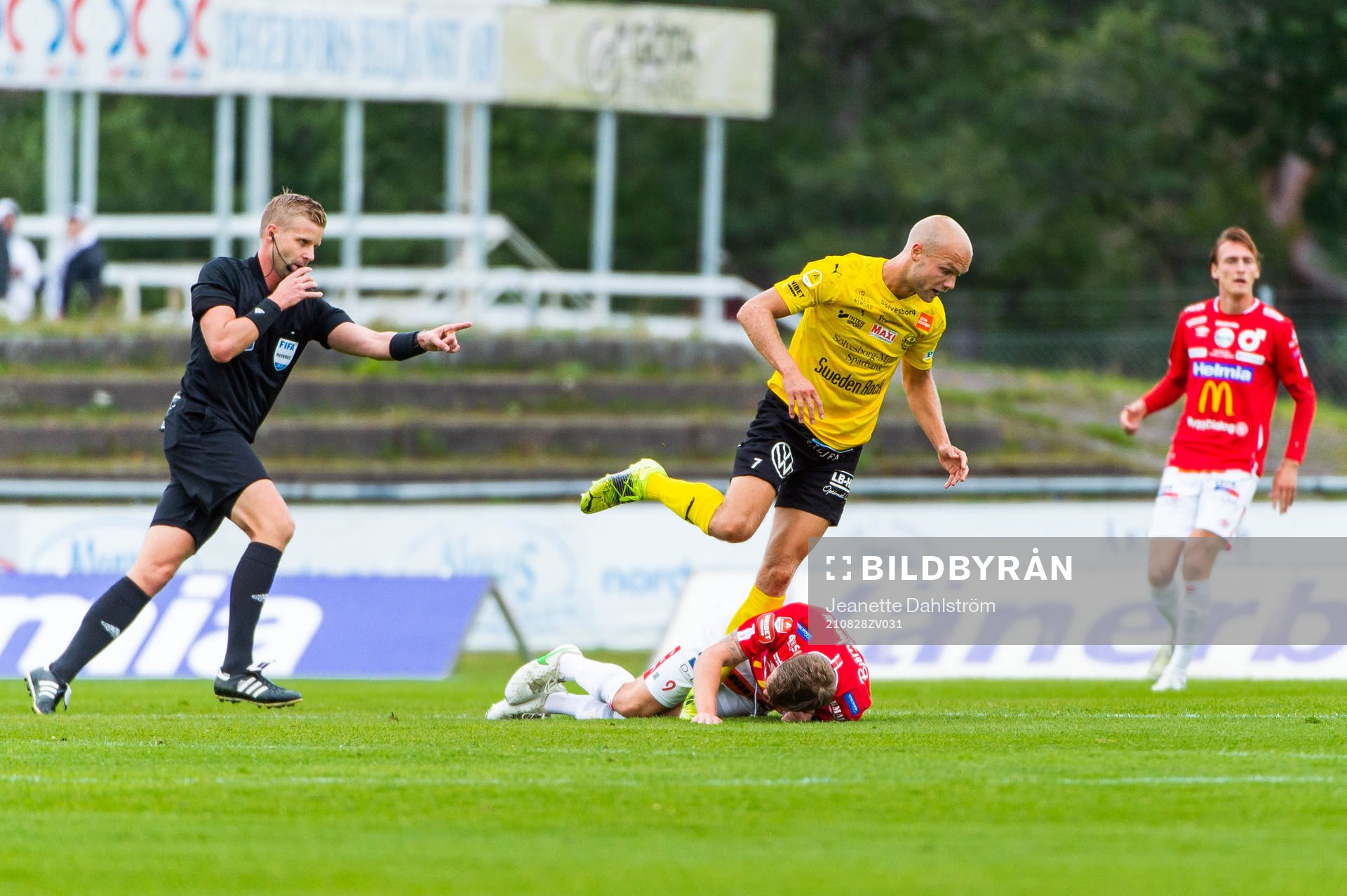 Degerfors Johan Bertilsson och Mjällbys Viktor Gustafson