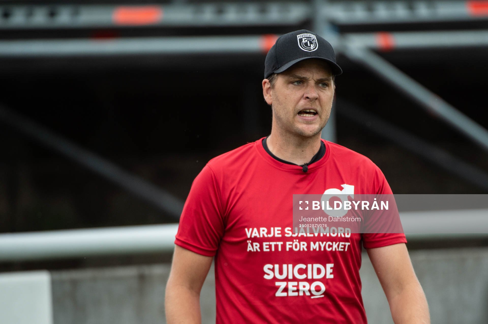 Degerfors tränare Andreas Holmberg med en t-shirt till