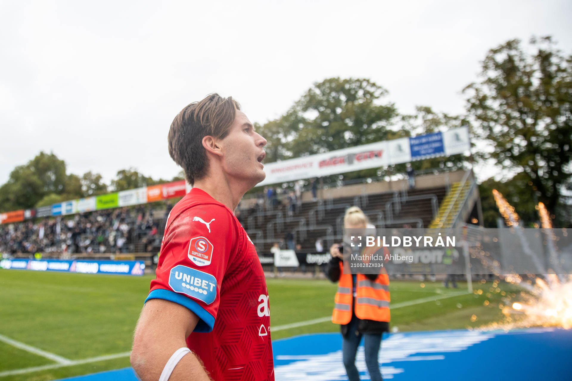 Helsingborgs Wilhelm Loeper framför en raktet som smäller