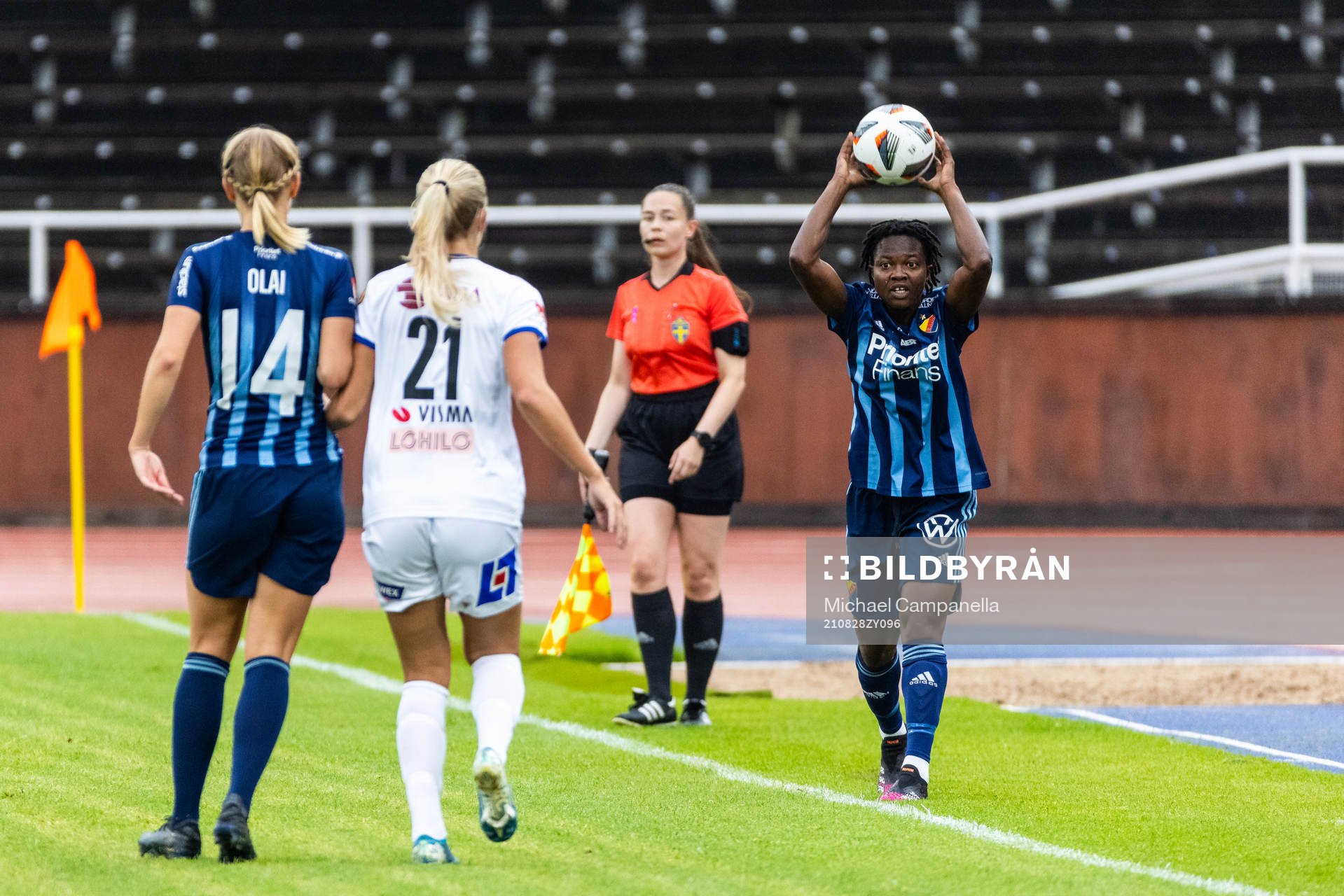 Djurgårdens Portia Boakye och Sara Olai mot Växjös Stina