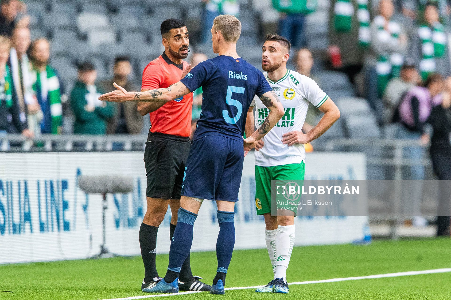 domare Mohammed Al-Hakim diskuterar med Malmö FFs Sören