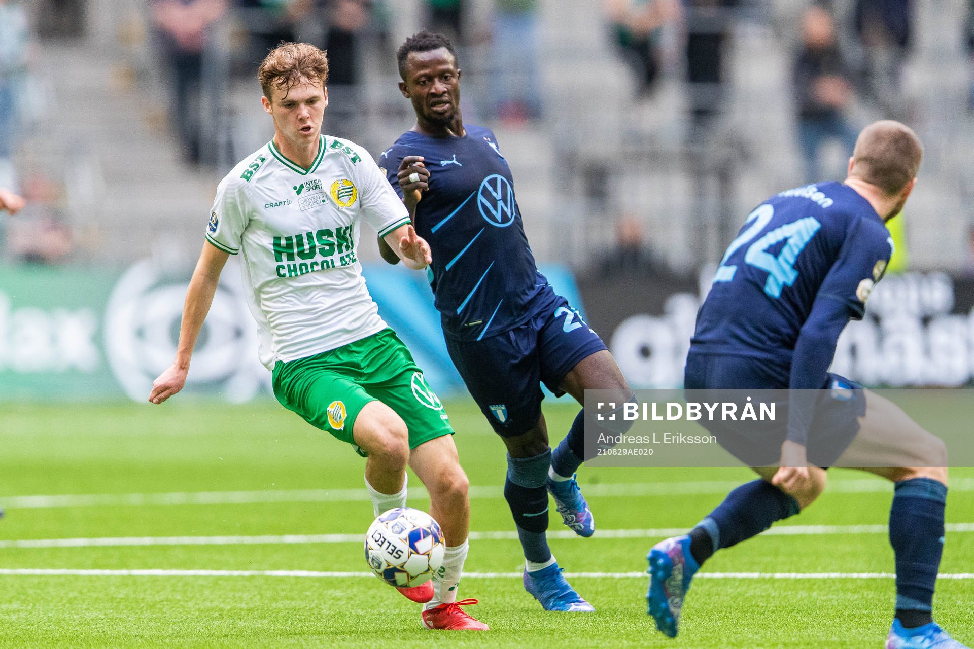 Hammarbys Williot Swedberg i kamp om bollen med Malmö FFs Bonke Innocent och Lasse Nielsen under fotbollsmatchen i Allsvenskan mellan Hammarby och Malmö FF den 29 augusti 2021 i Stockholm.