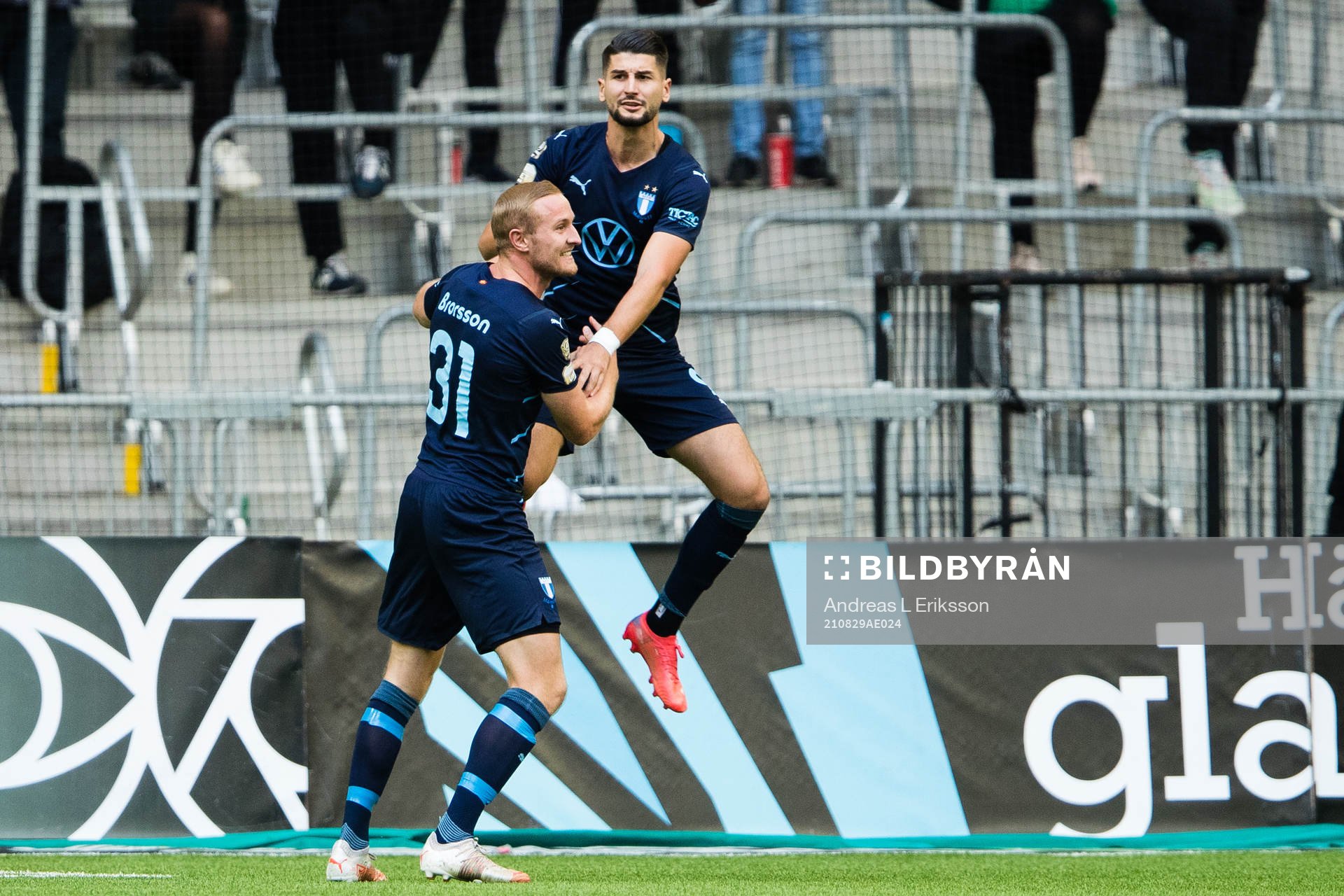 Malmö FFs Franz Brorsson jublar tillsammans med Antonio Colak som kvitterat för Malmö FF till 1-1 under fotbollsmatchen i Allsvenskan mellan Hammarby och Malmö FF den 29 augusti 2021 i Stockholm.
