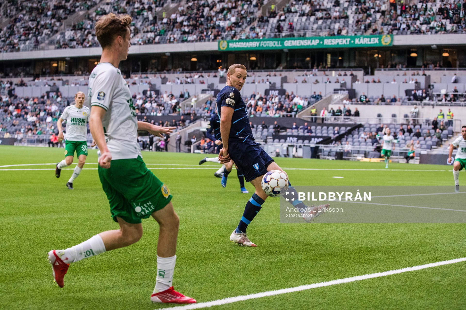 Hammarbys Williot Swedberg med err inlägg förbi Malmö