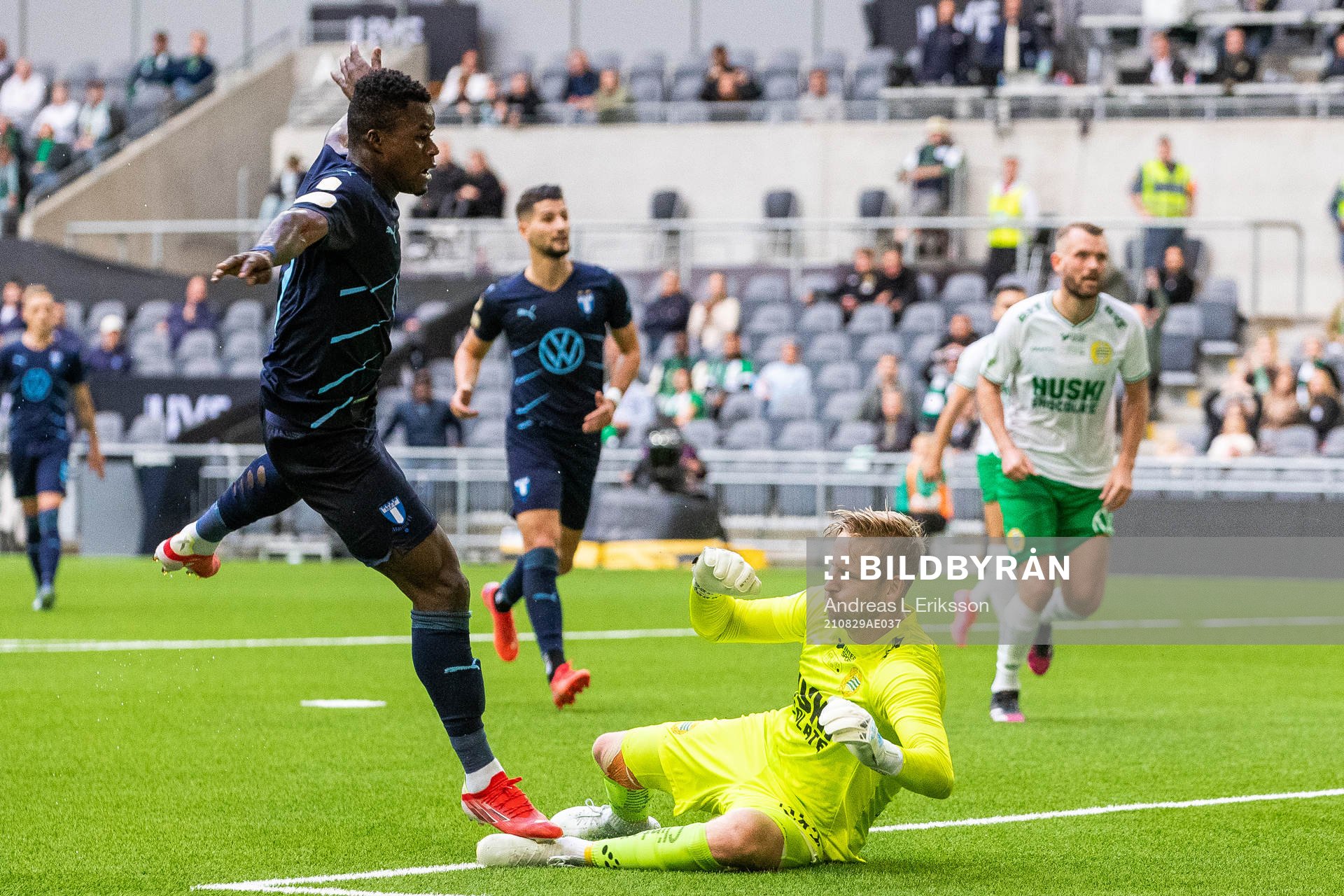 Malmö FFs Malik Abubakari och Hammarbys målvakt David