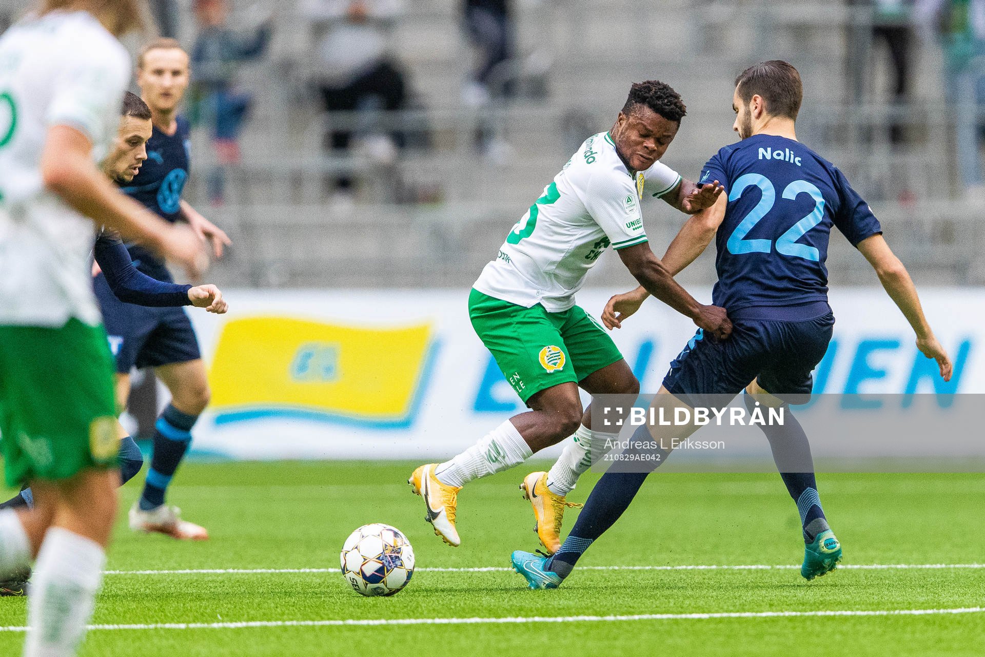 Hammarbys Akinkunmi Amoo och Malmö FFs Adi Nalic