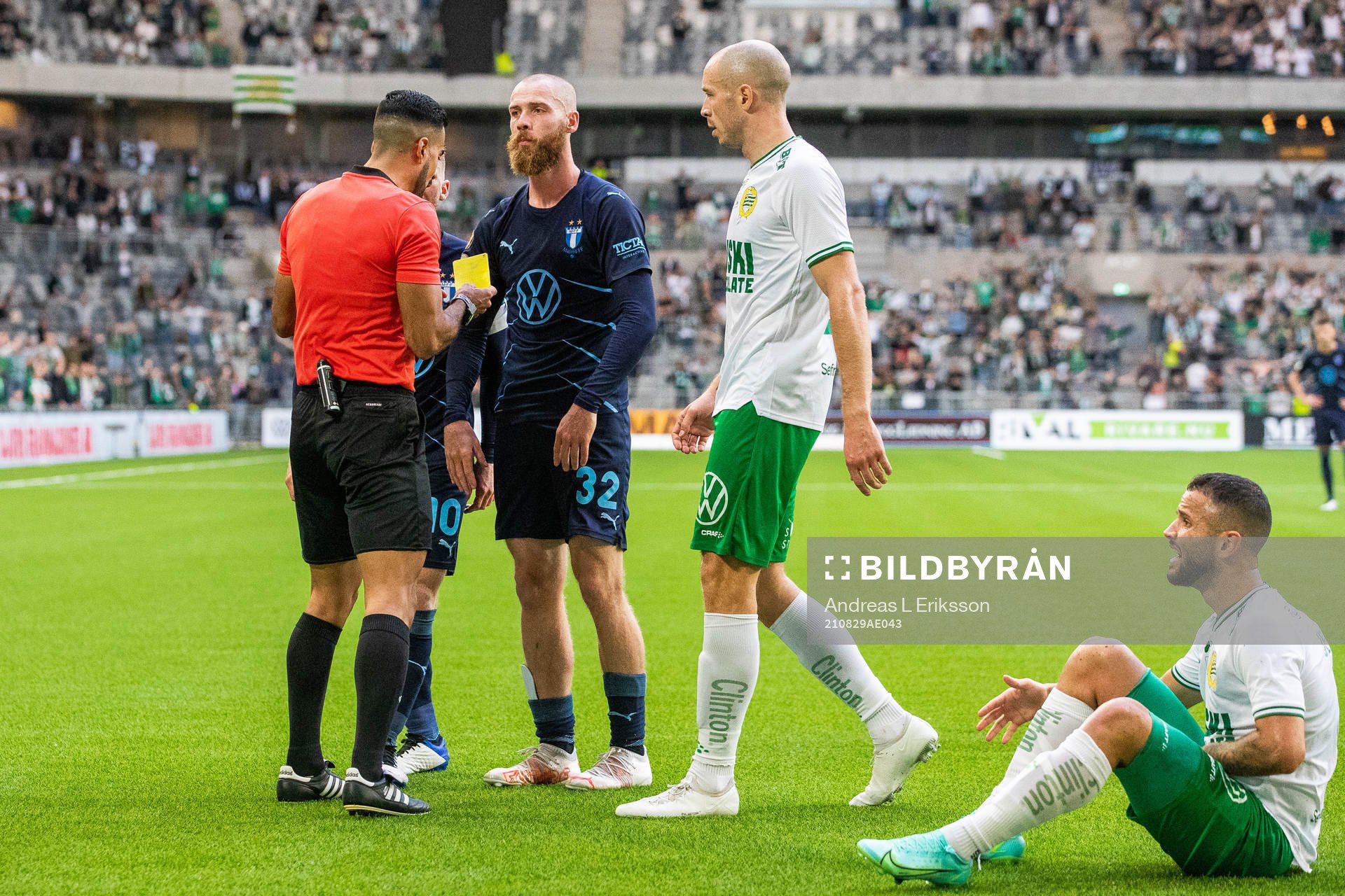 Domare Mohammed Al-Hakim varnar Malmö FFs Jo Inge Berget