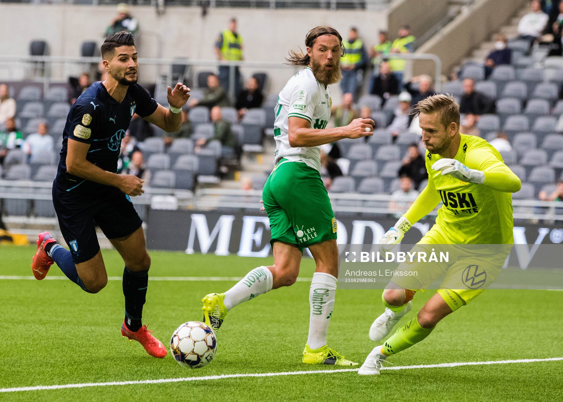 Malmö FFs Antonio Colak ororar Hammarbys Bjørn Paulsen