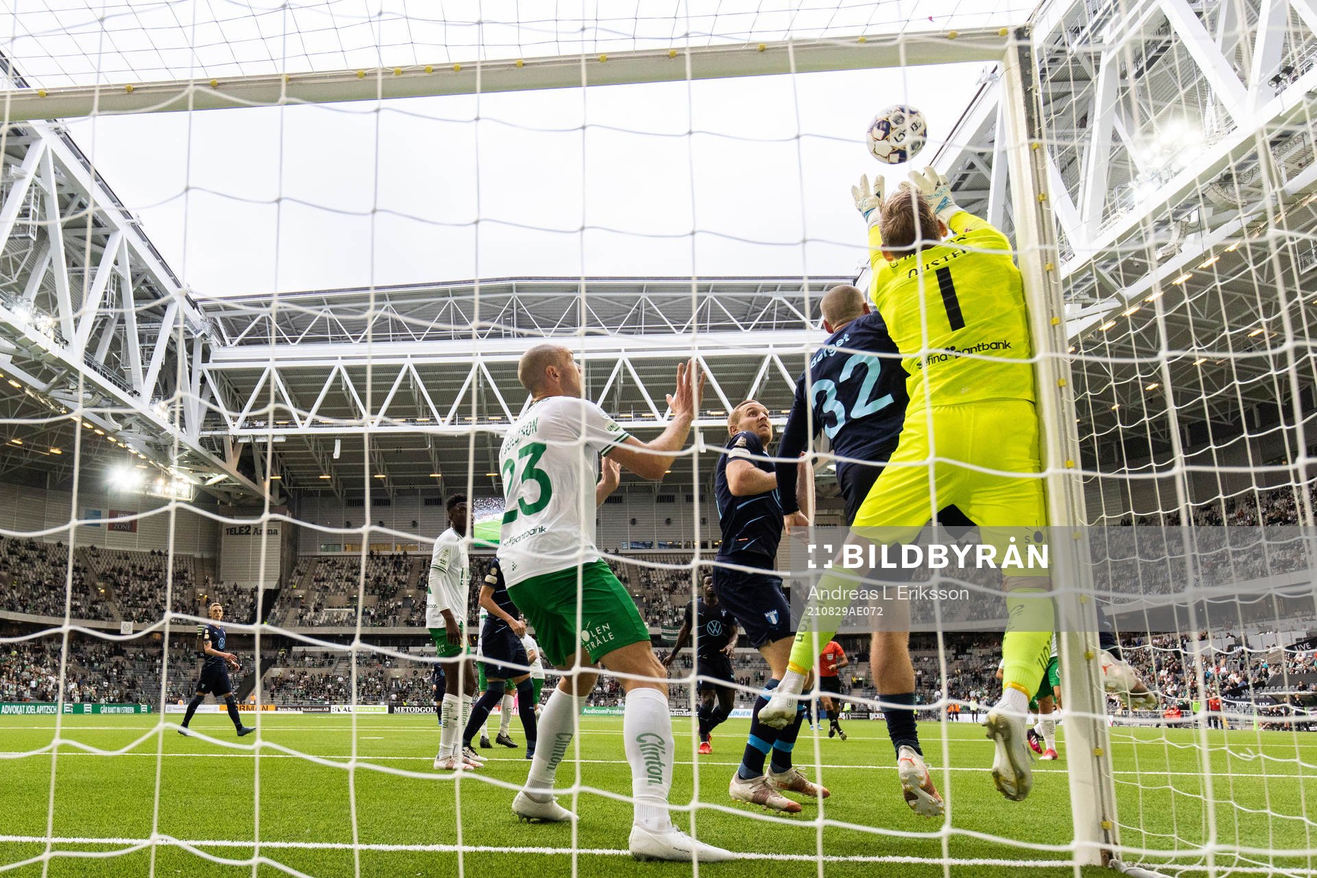 Hammarbys Jon Gudni Fjoluson och målvakt David Ousted