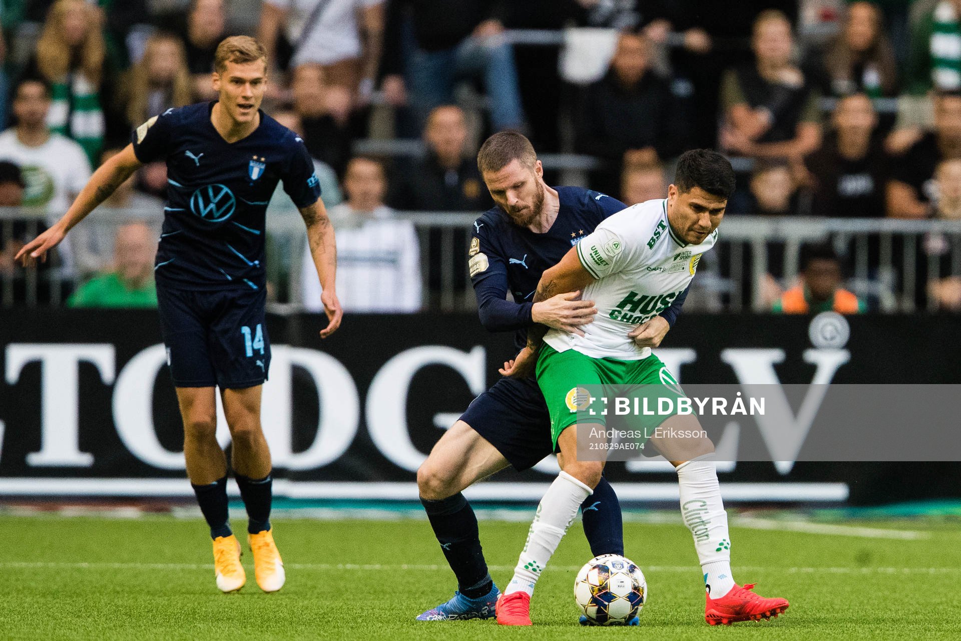 Malmö FFs Felix Beijmo och Lasse Nielsen försvarar sig