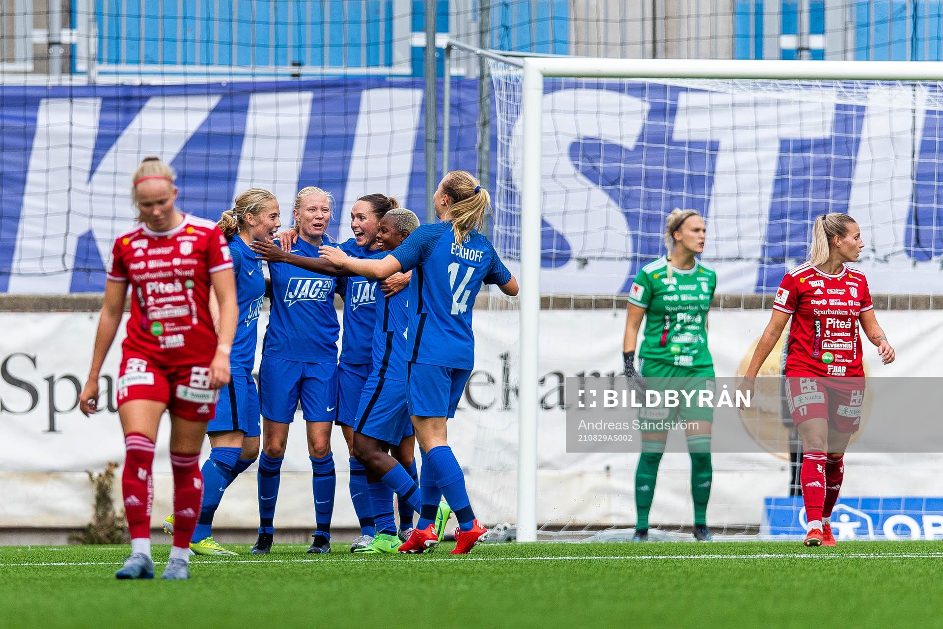 Eskilstunas Paulina Nyström (till vänster) jublar med