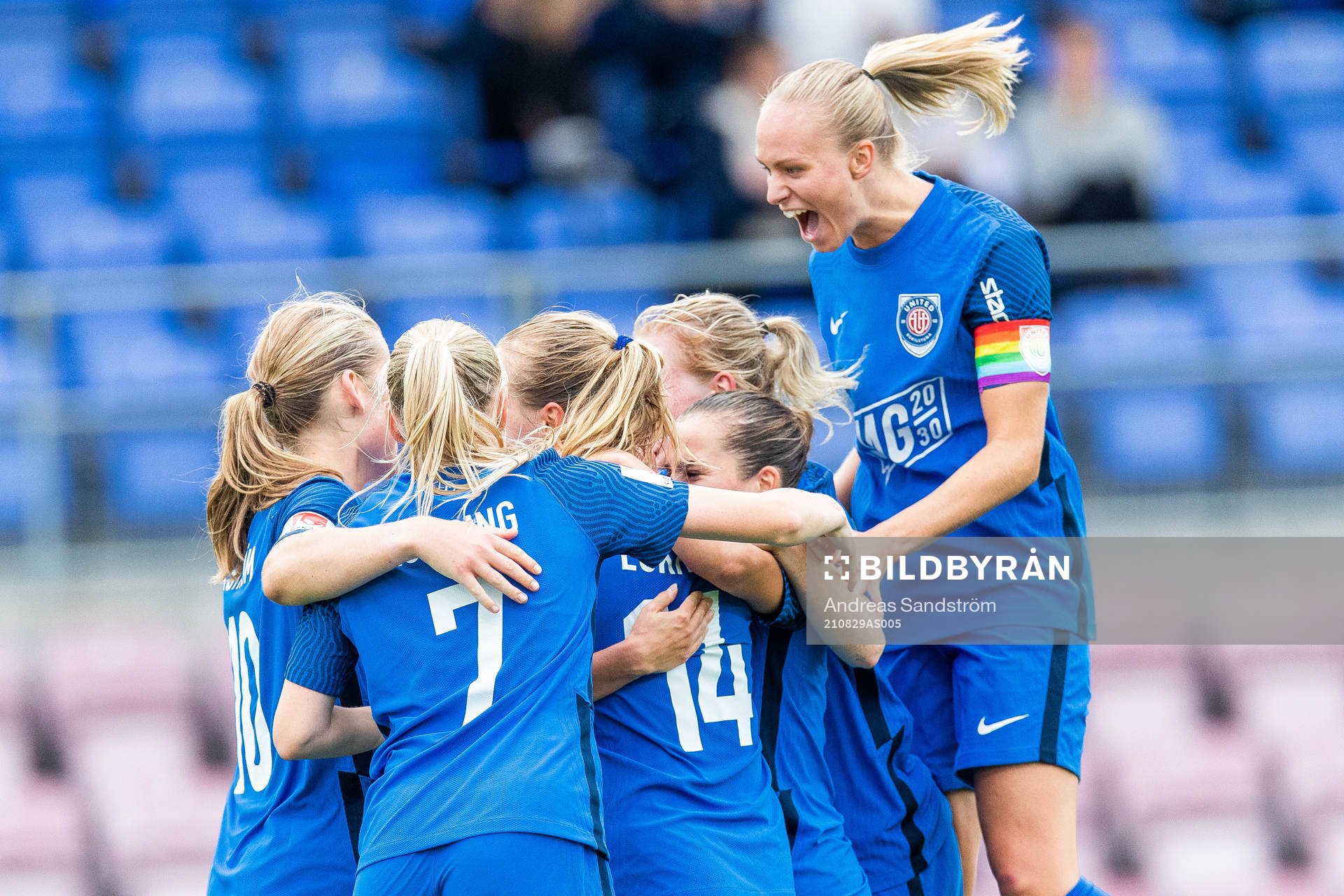 Eskilstunas Felicia Rogic jublar med lagkamrater