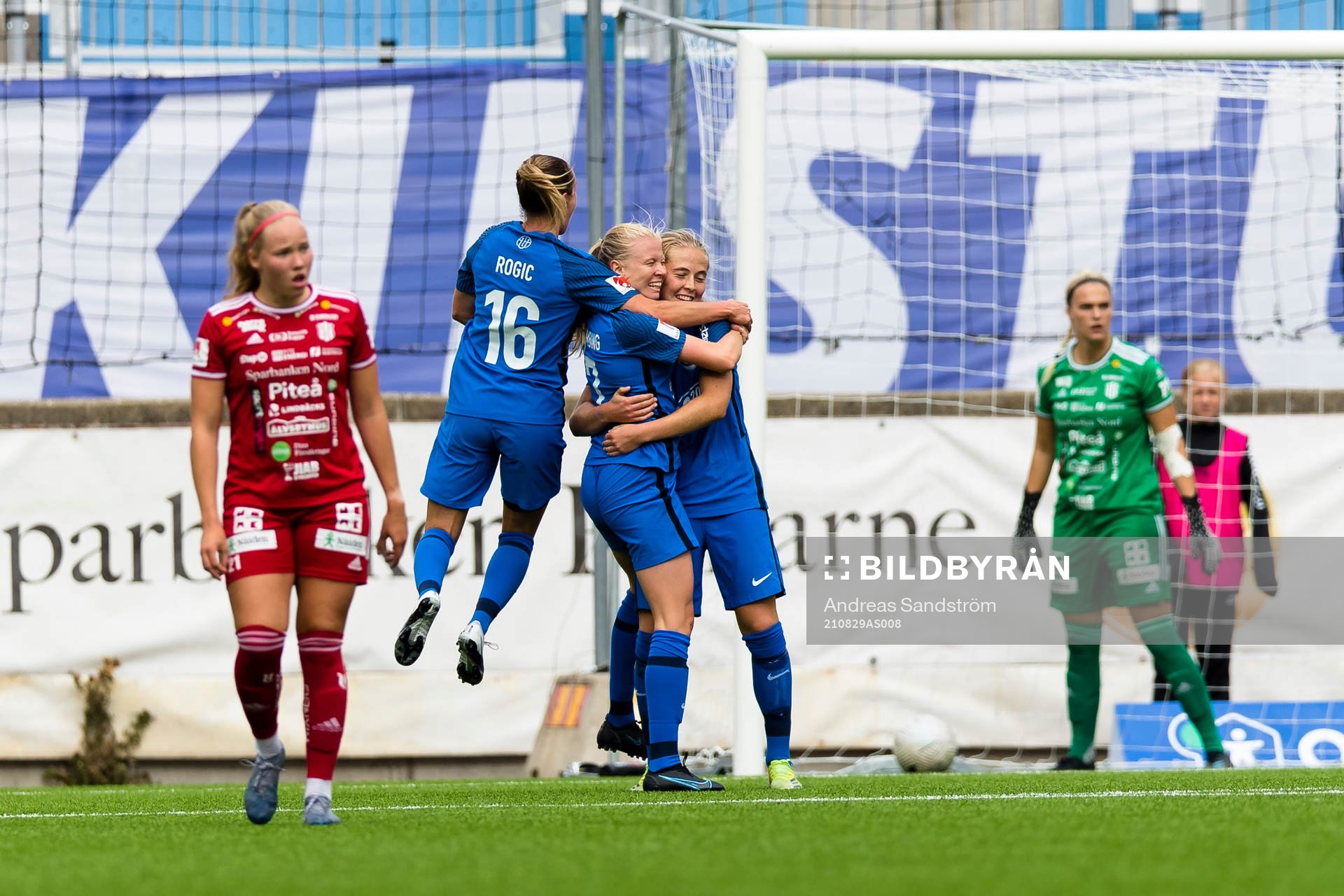 Eskilstunas Paulina Nyström (m) gör 2-0 och jublar med lagkamrater under fotbollsmatchen i Damallsvenskan mellan Eskilstuna United och Piteå den 29 augusti 2021 i Eskilstuna.