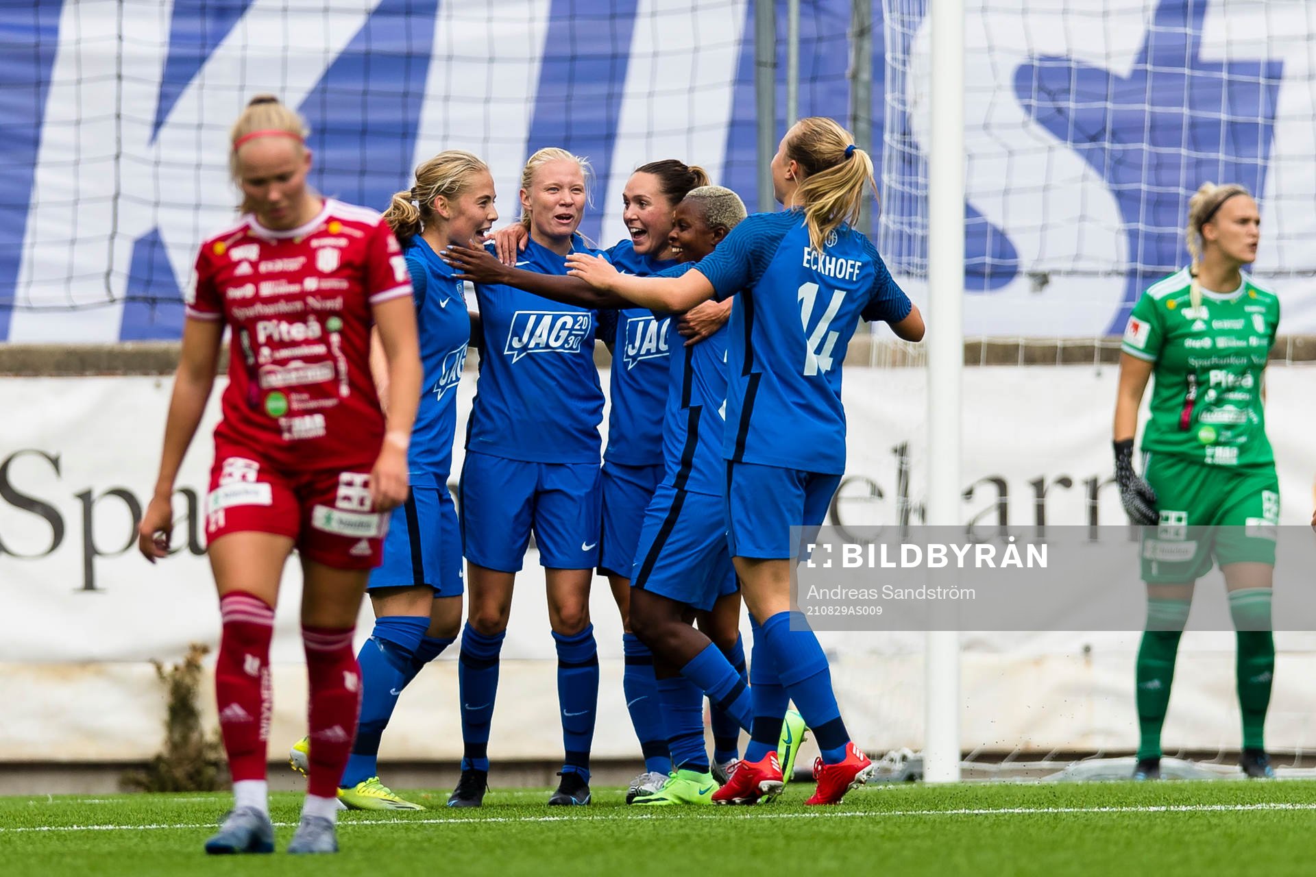Eskilstunas Paulina Nyström (v) gör 2-0 och jublar med