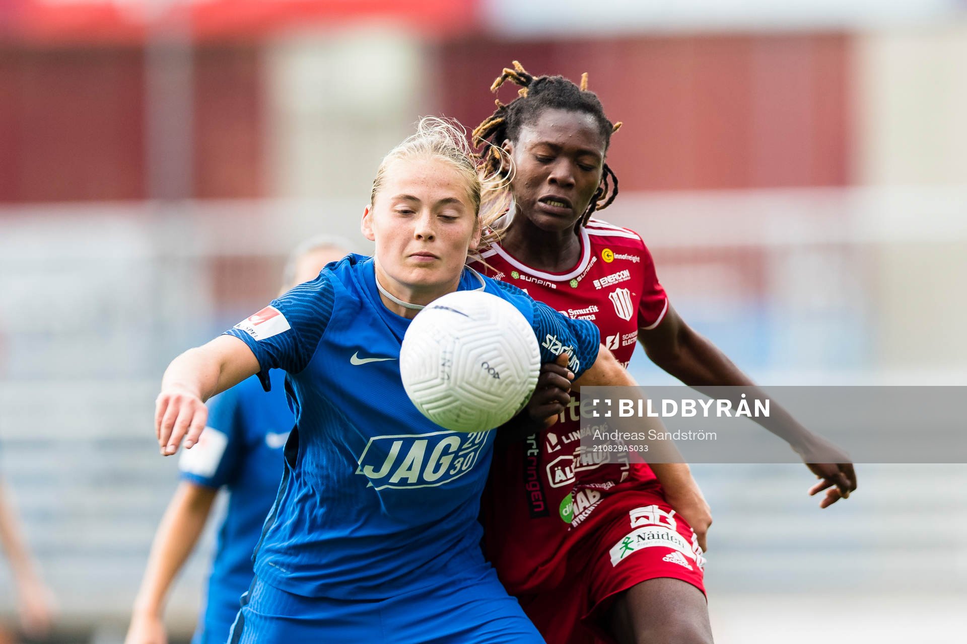 Eskilstunas Paulina Nyström i kamp om bollen med Piteås