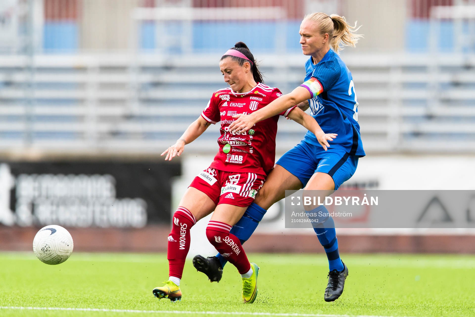 Piteås Katrina Guillou i kamp om bollen med Eskilstunas