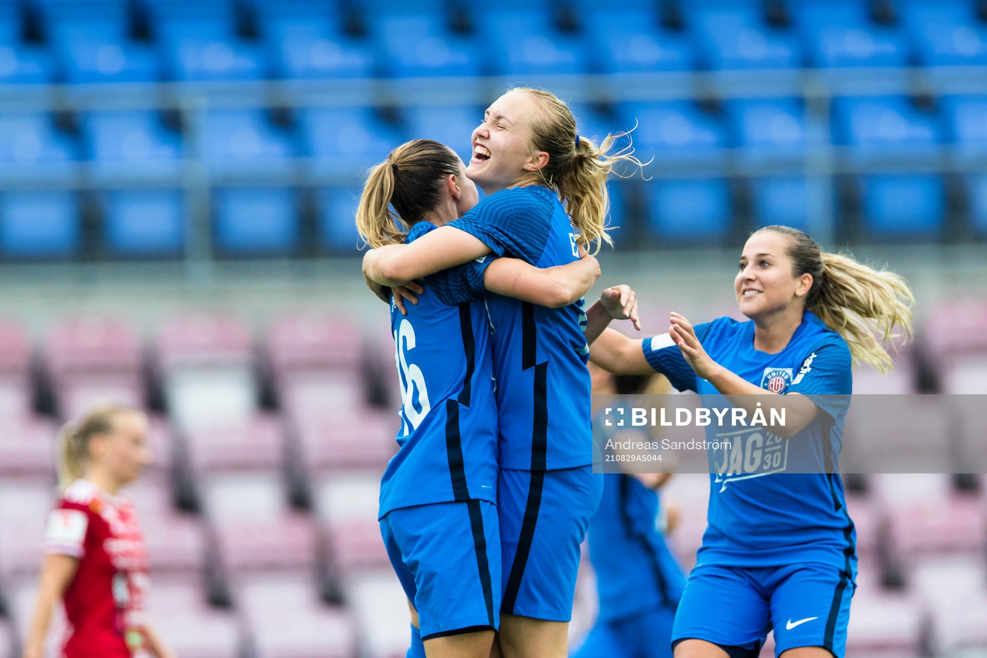 Eskilstunas Felicia Rogic (v) gör 3-0 och omfamnas av Noor