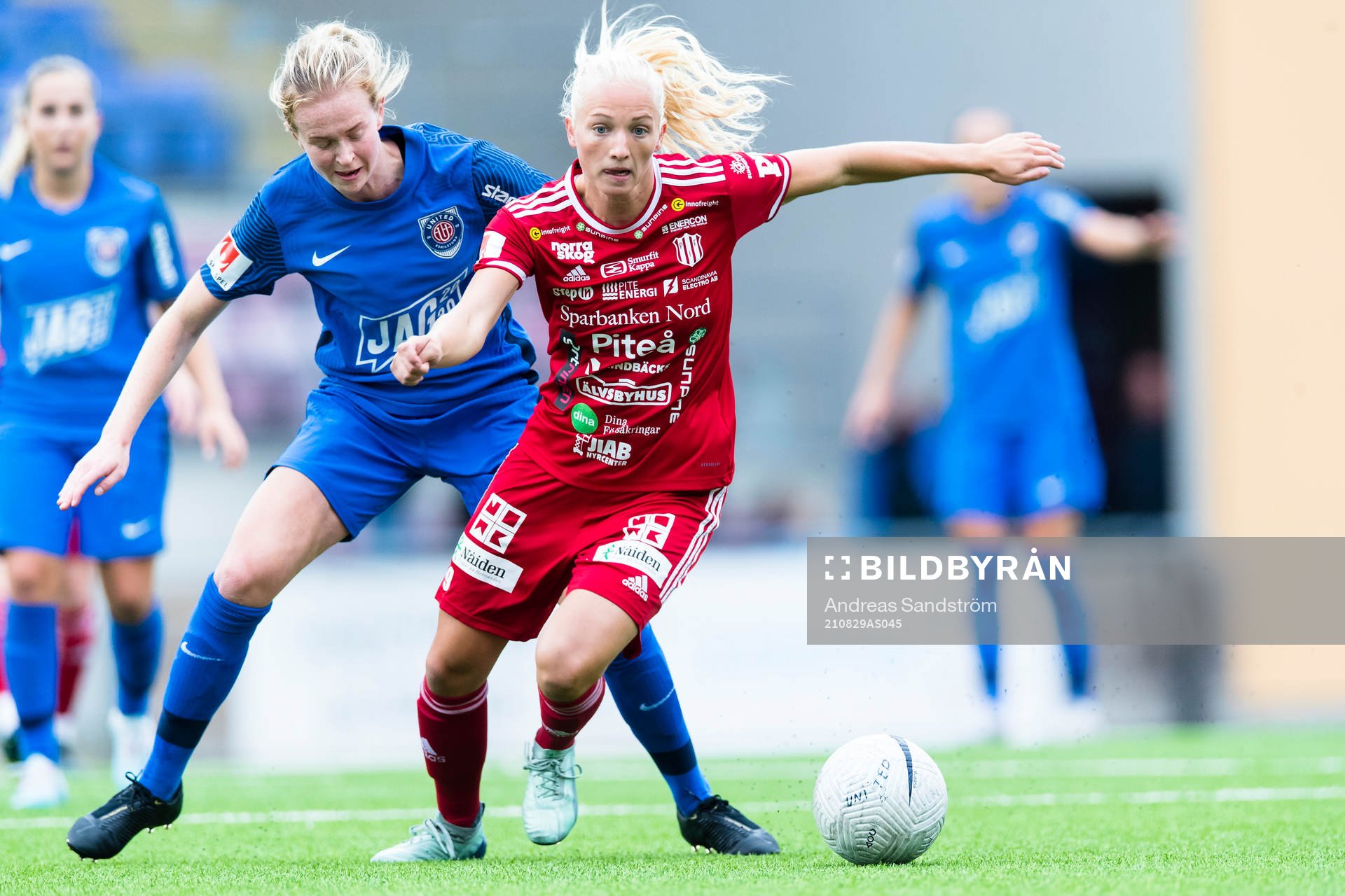 Eskilstunas Emma Östlund i kamp om bollen med Piteås