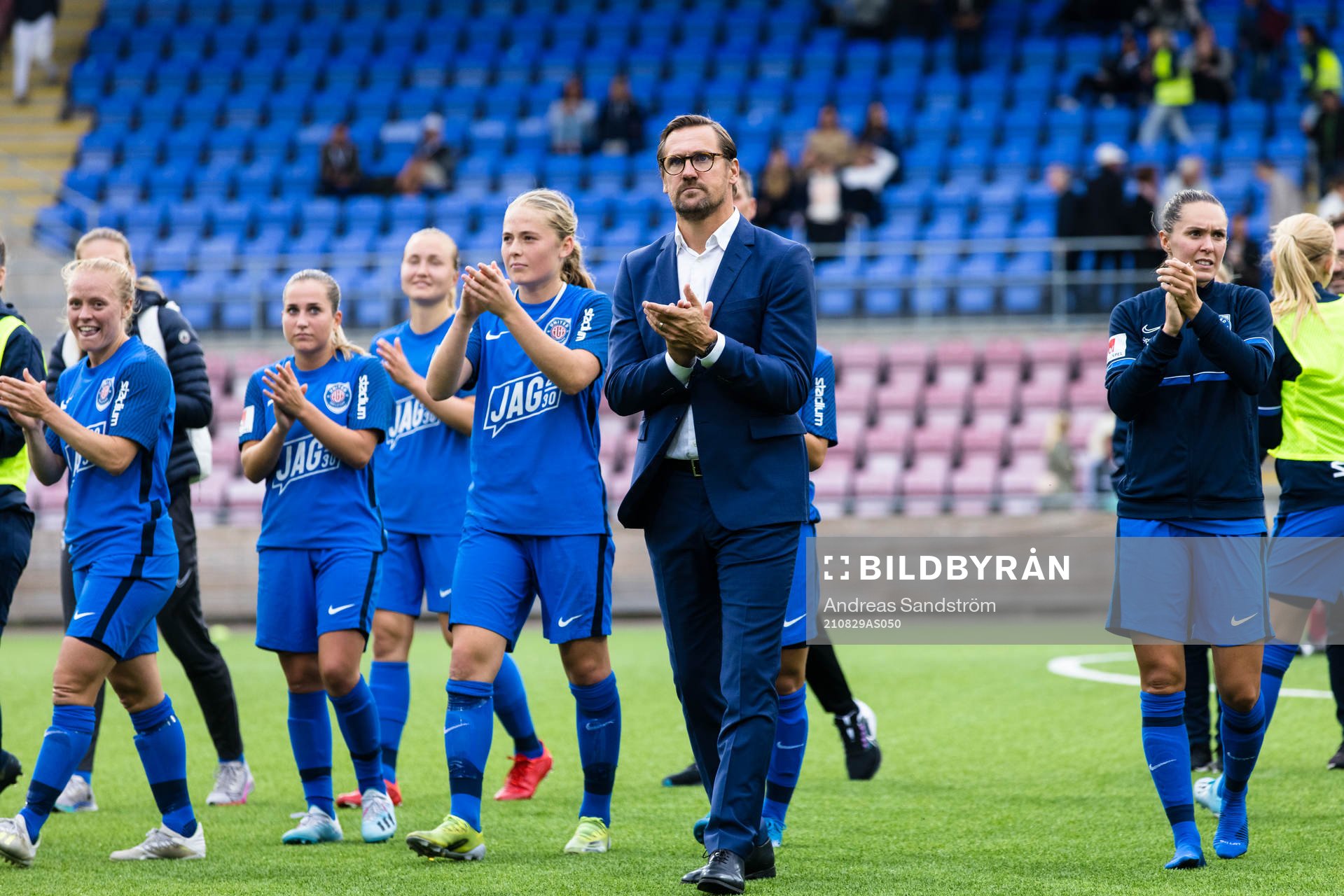 Eskilstunas tränare Magnus Karlsson med spelare tackar