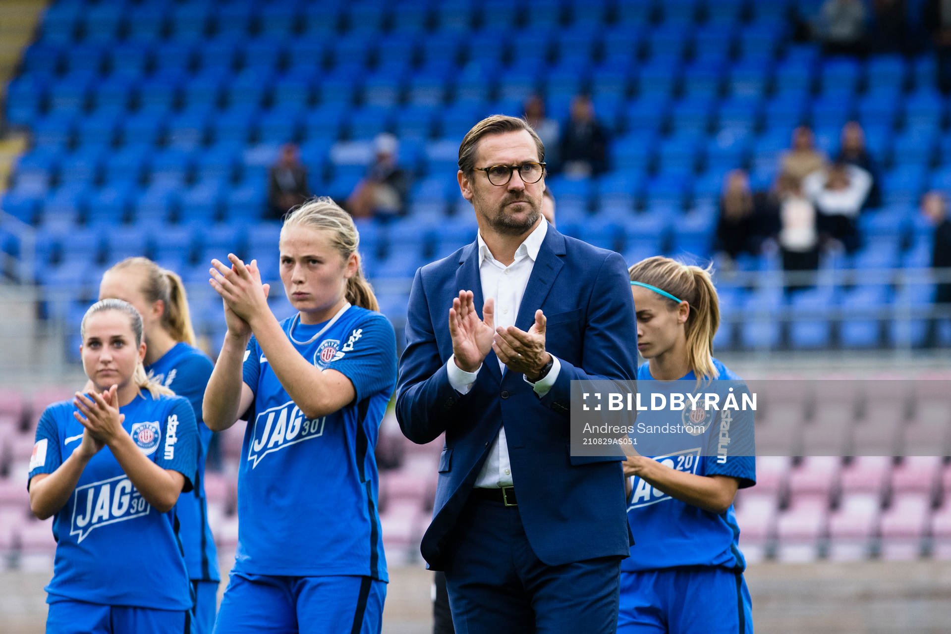 Eskilstunas tränare Magnus Karlsson med spelare tackar