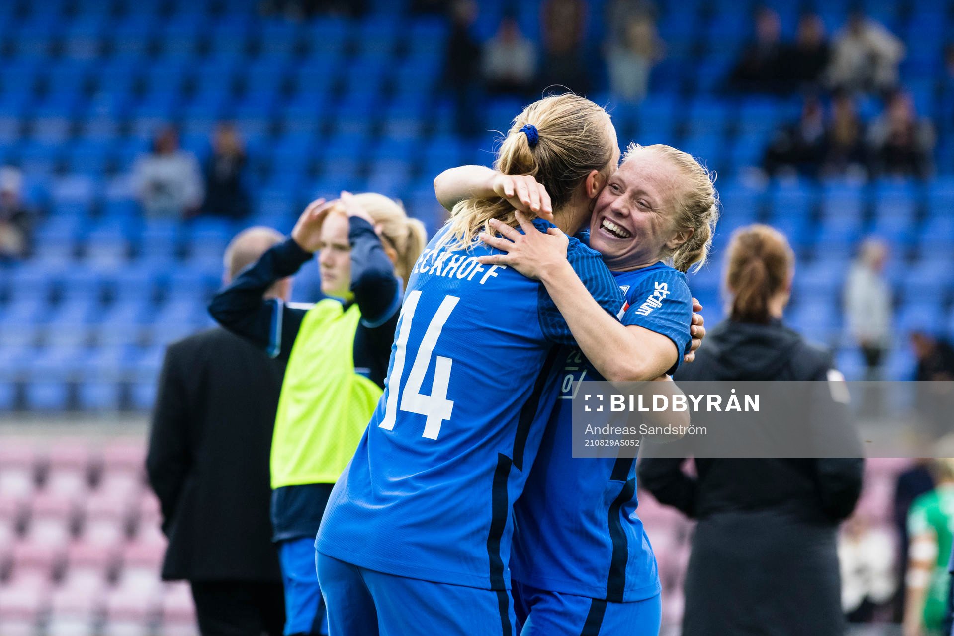 Eskilstunas Mia Jalkerud omfamnas av Noor Eckhoff (v) efter fotbollsmatchen i Damallsvenskan mellan Eskilstuna United och Piteå den 29 augusti 2021 i Eskilstuna. 