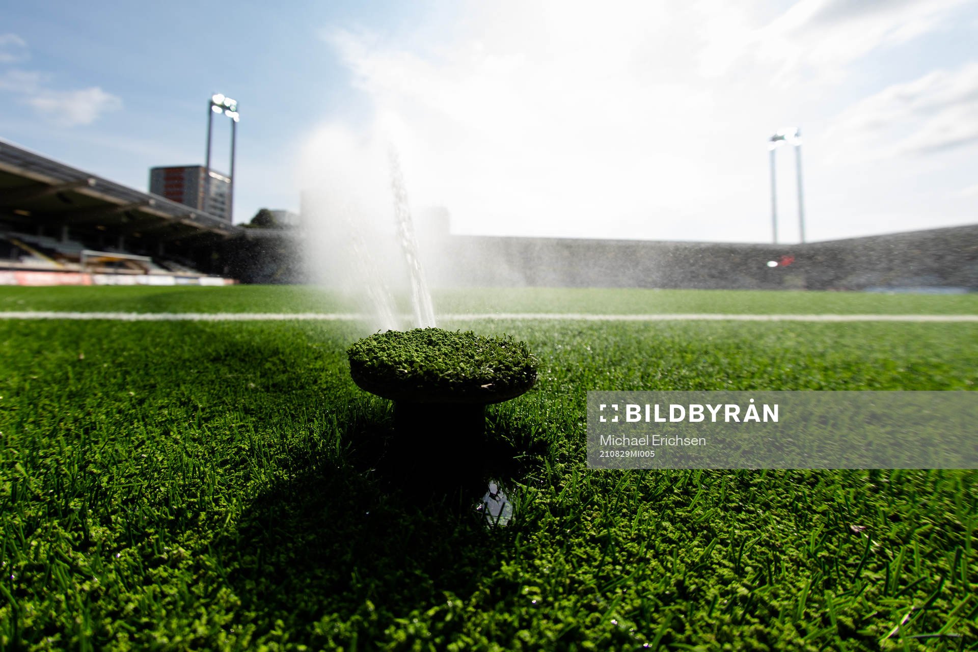 En sprinkler på Bravida Arena innan fotbollsmatchen i