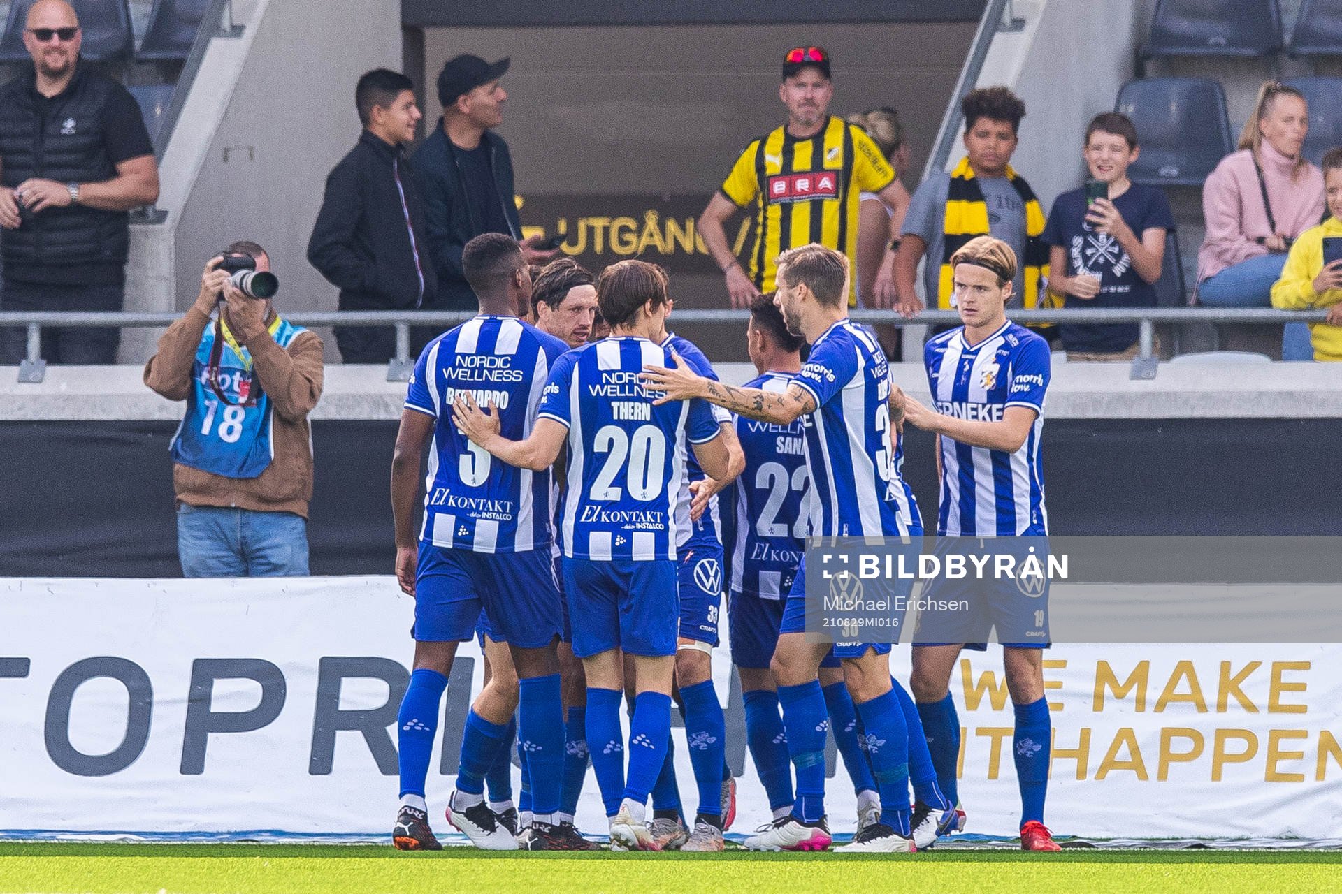 IFK Göteborgs Tobias Sana jublar med lagkamrater