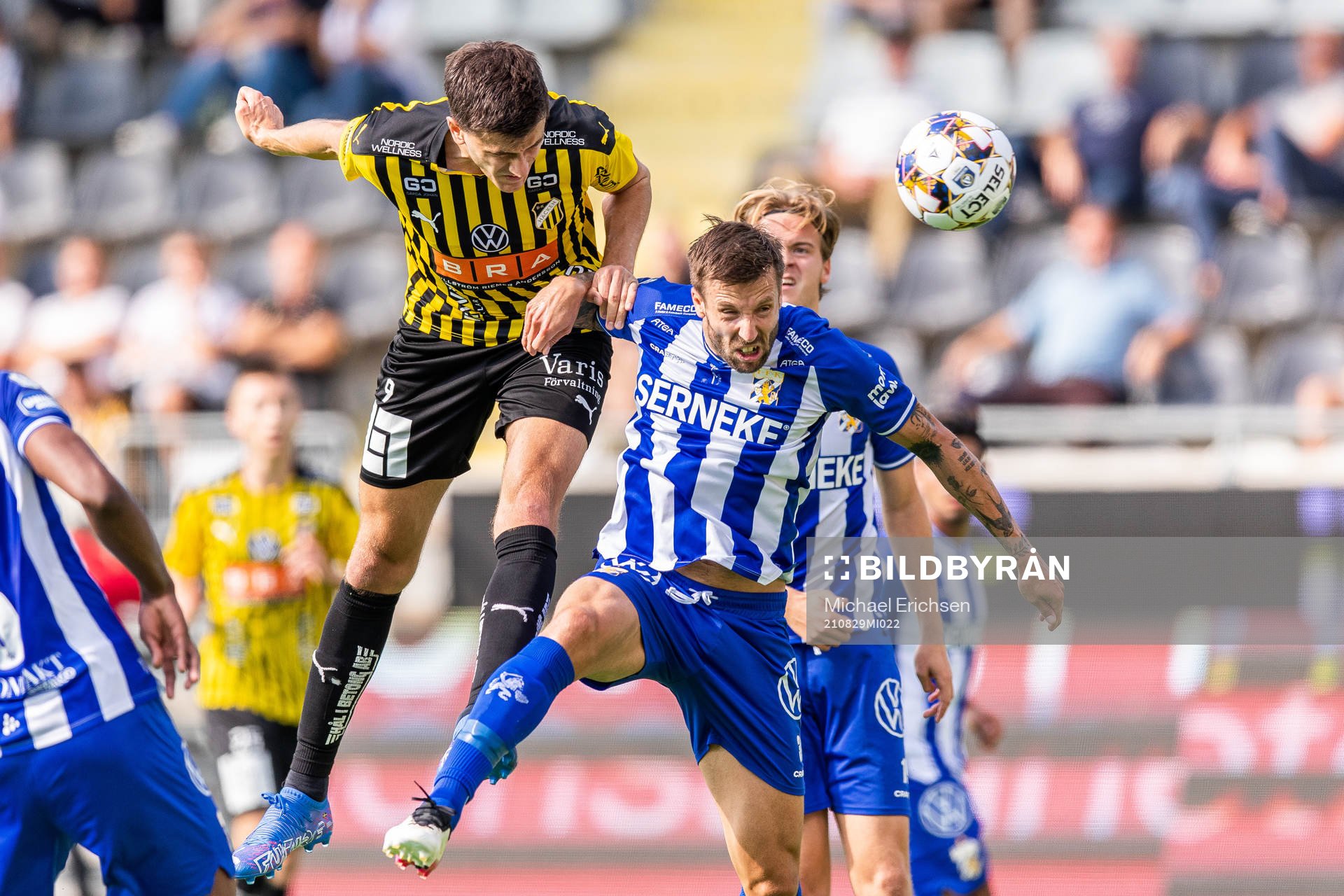 Häckens Alexander Jeremejeff i kamp om bollen med IFK