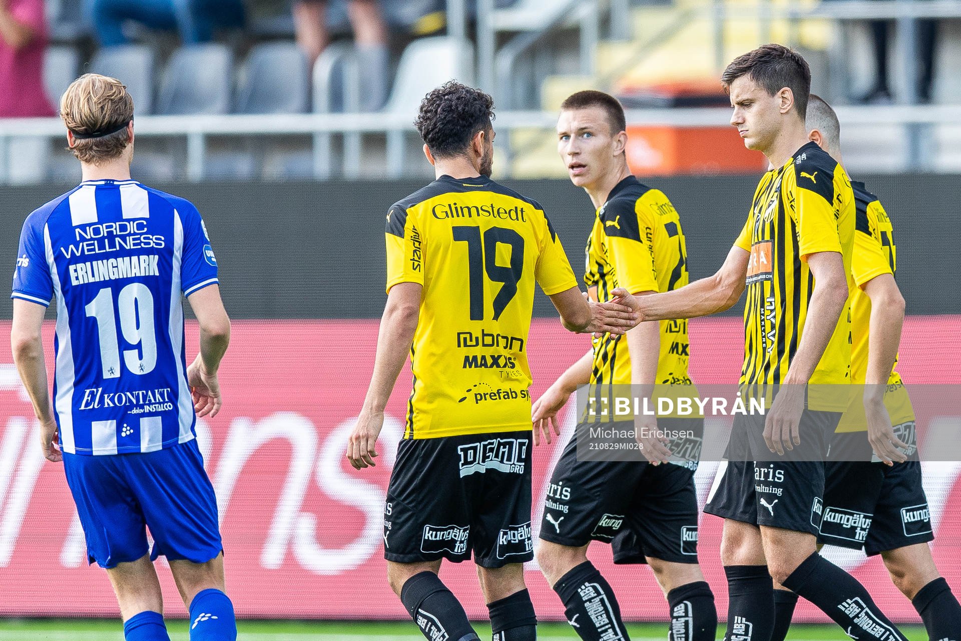 Häckens Alexander Jeremejeff jublar med lagkamrater