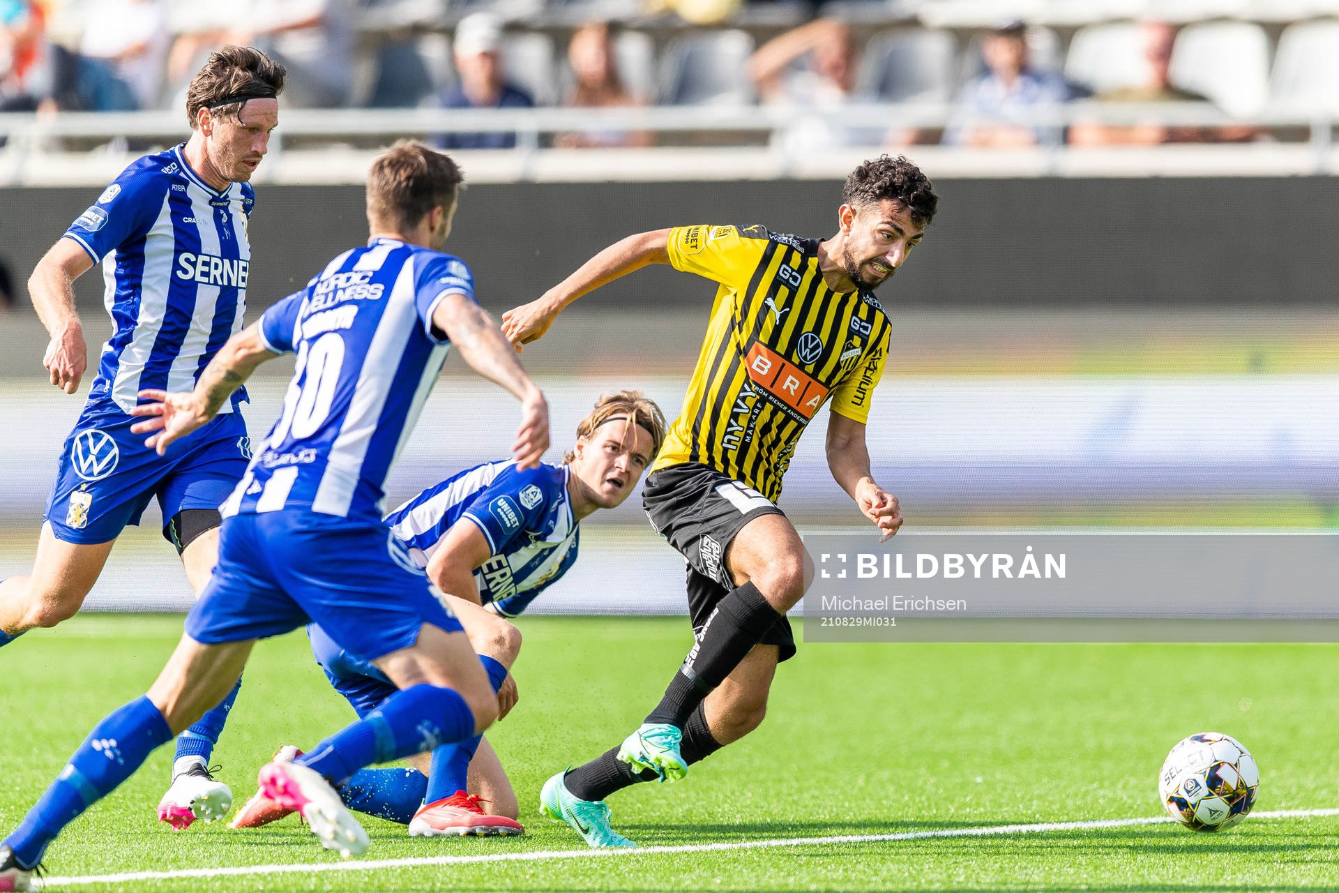 Häckens Daleho Irandust i kamp om bollen med IFK Göteborgs Gustav Svensson och August Erlingmark under fotbollsmatchen i Allsvenskan mellan Häcken och IFK Göteborg den 29 augusti 2021 i Göteborg.