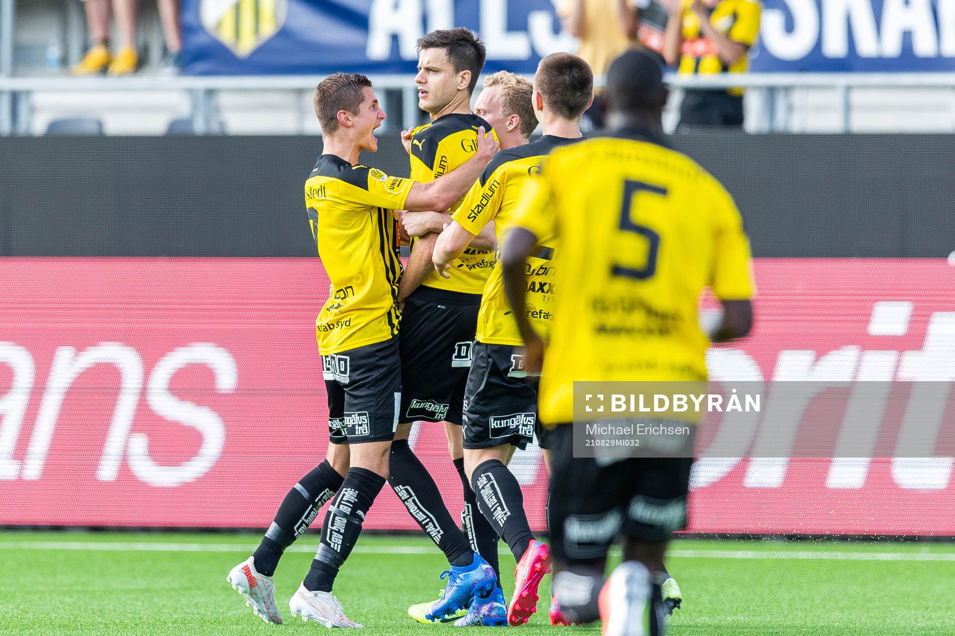 Häckens Alexander Jeremejeff jublar med lagkamrater