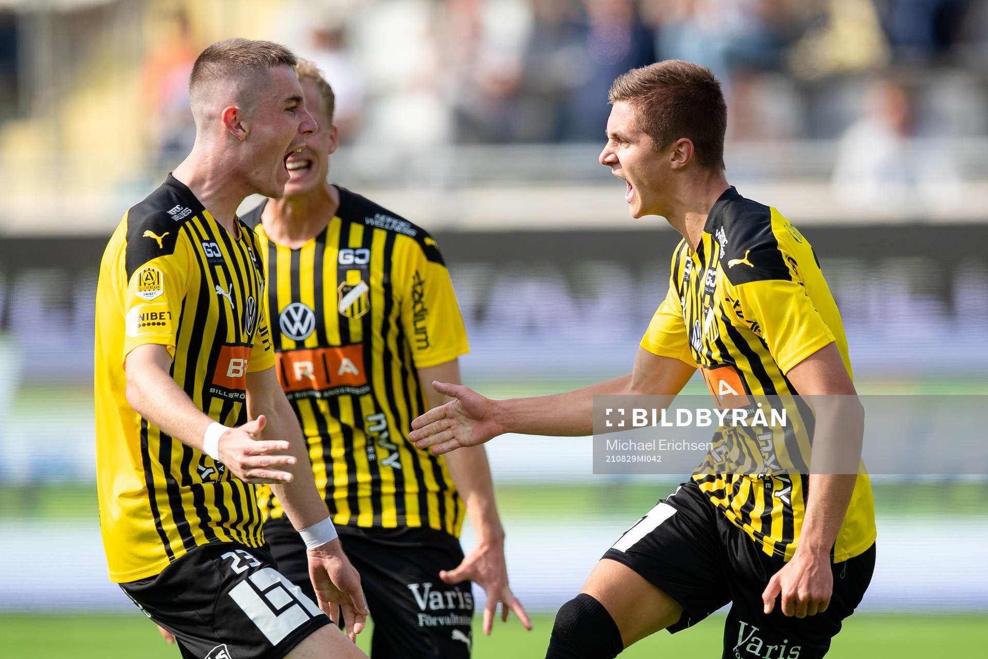 Häckens Leo Bengtsson jublar ihop med Patrik Wålemark efter 1-1 under fotbollsmatchen i Allsvenskan mellan Häcken och IFK Göteborg den 29 augusti 2021 i Göteborg.