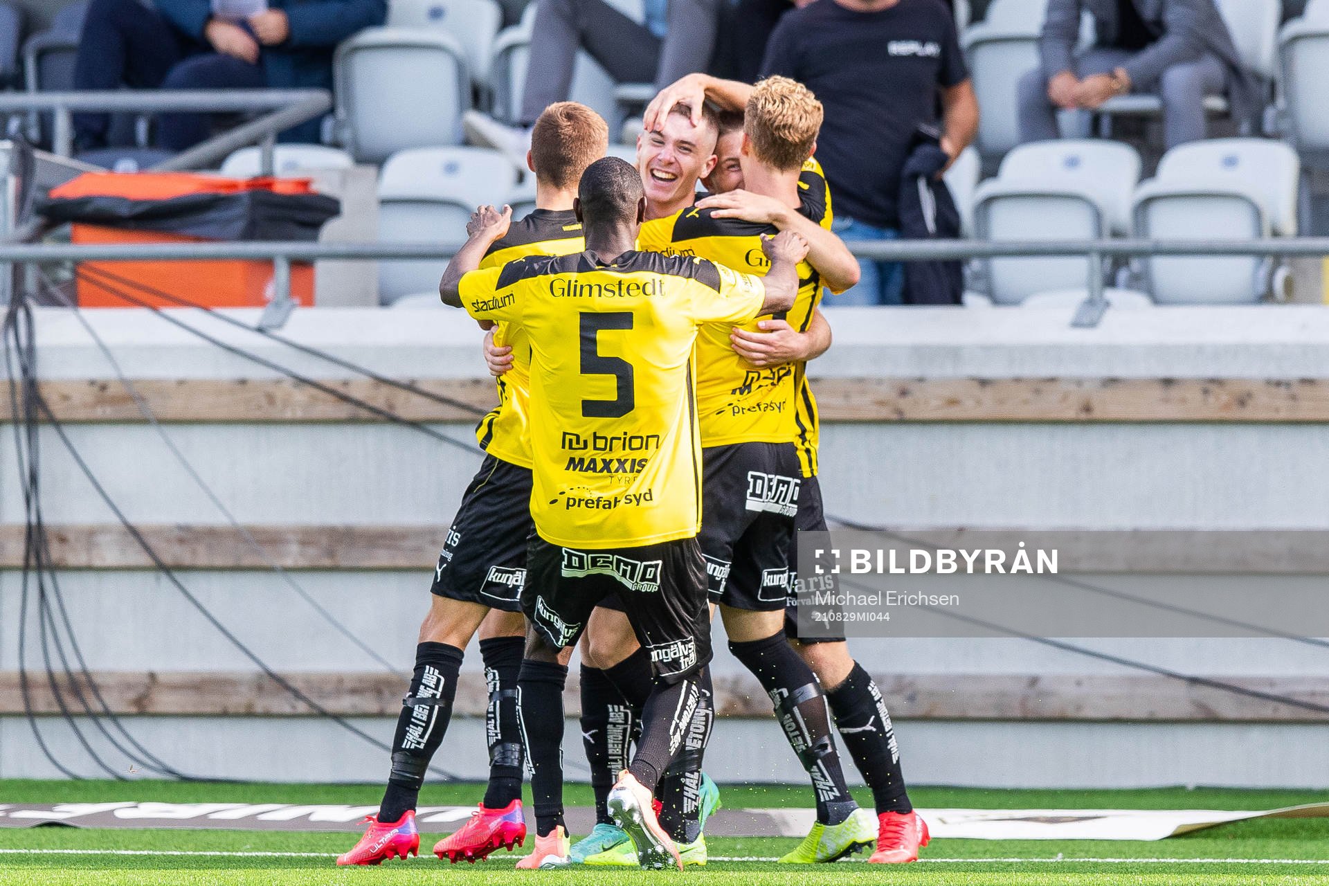 Häckens Patrik Wålemark jublar med lagkamrater