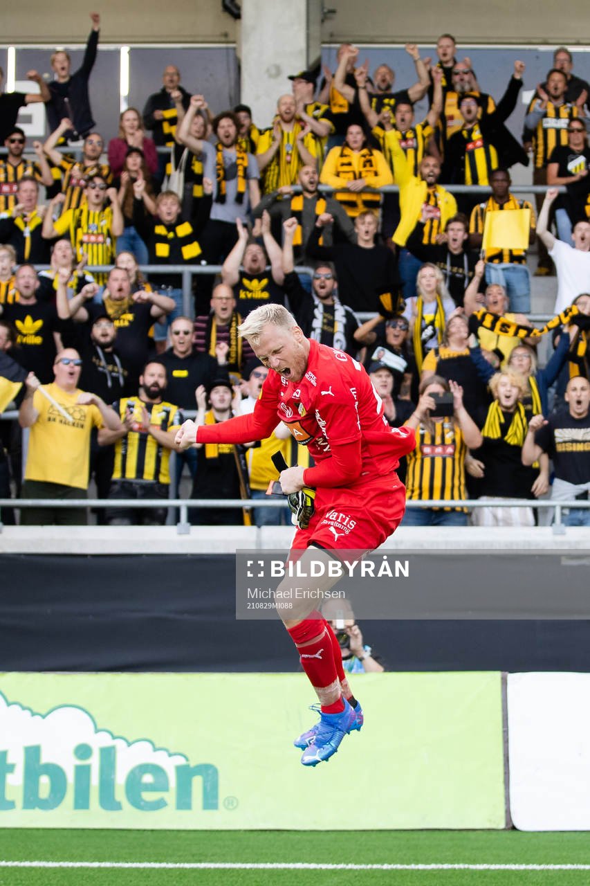 Häckens målvakt Peter Abrahamsson jublar med klacken
