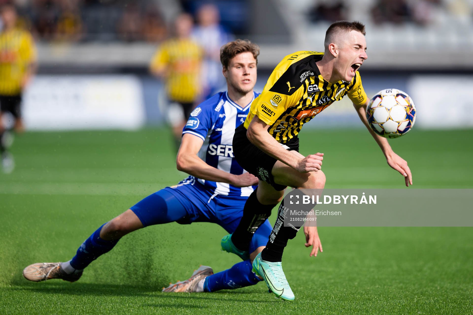 IFK Göteborgs Gustaf Norlin tacklar Häckens Patrik