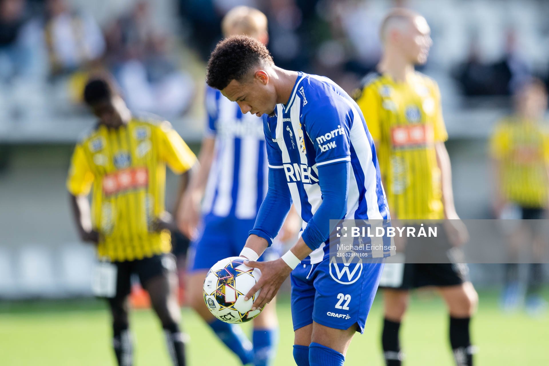 IFK Göteborgs Tobias Sana lägger upp bollen vid