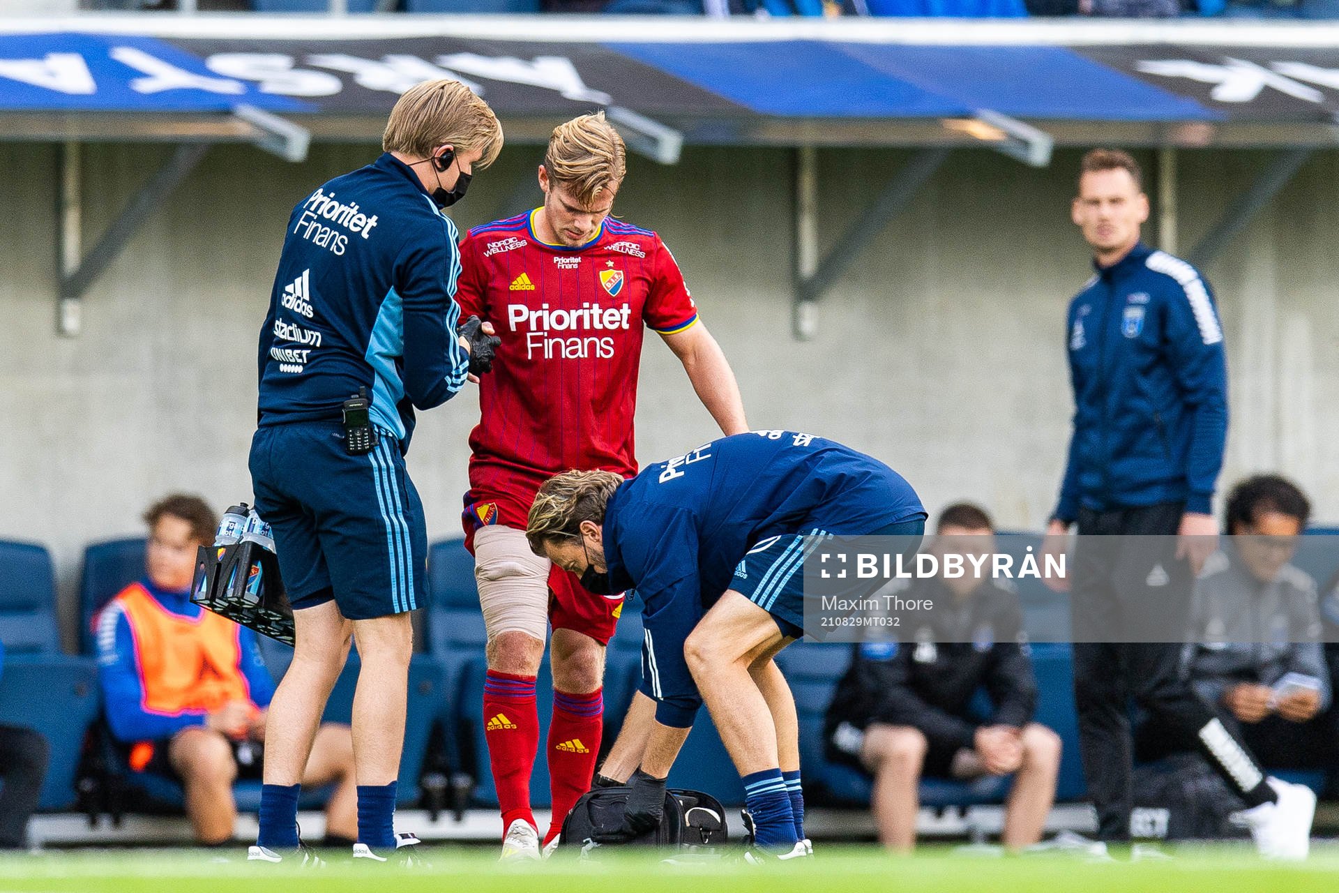 Djurgårdens Hampus Finndell lämnar plan på grund av skada