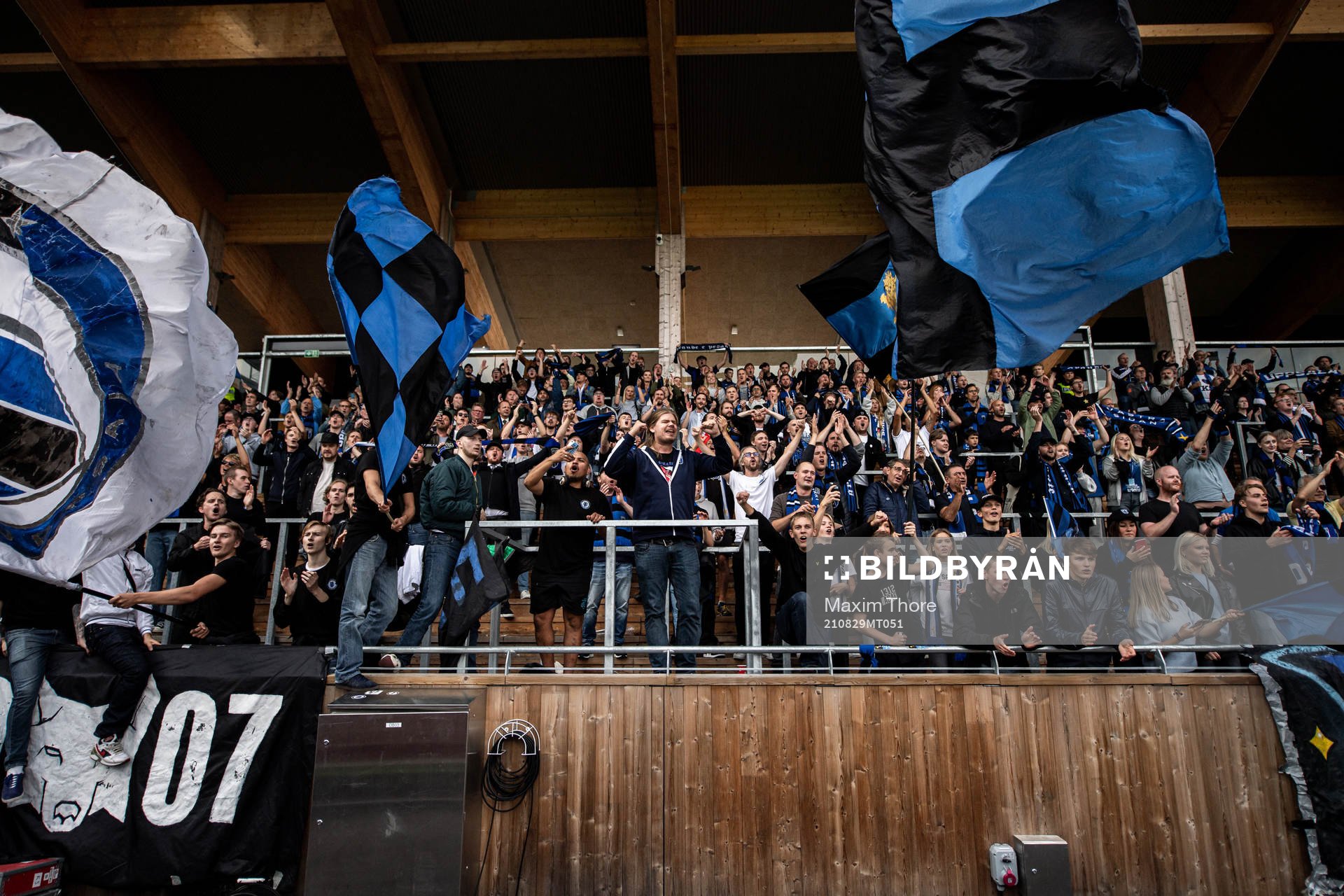 Sirius supportrar jublar