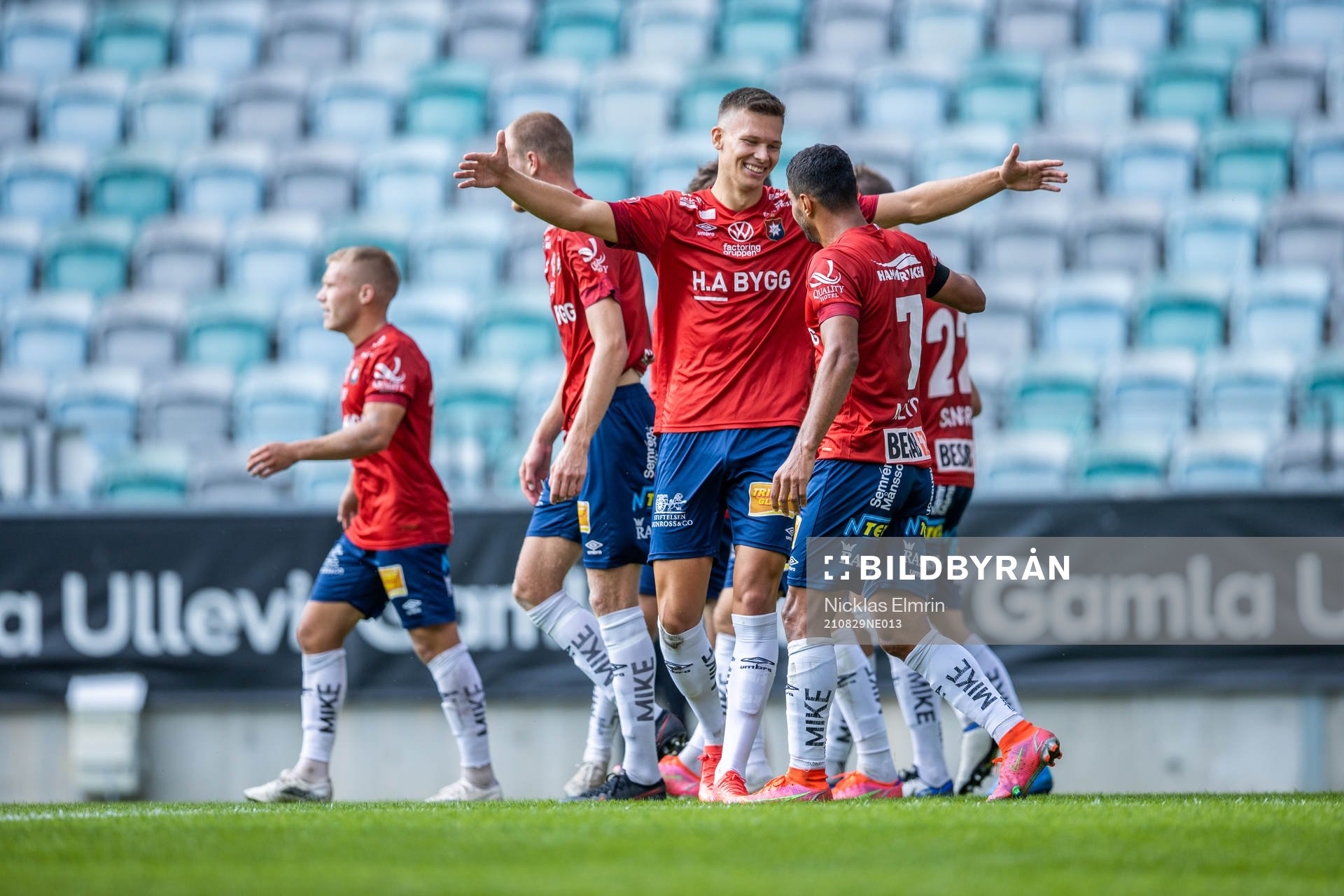 Örgrytes Arvid Brorsson och Ailton Jose Almeida jublar