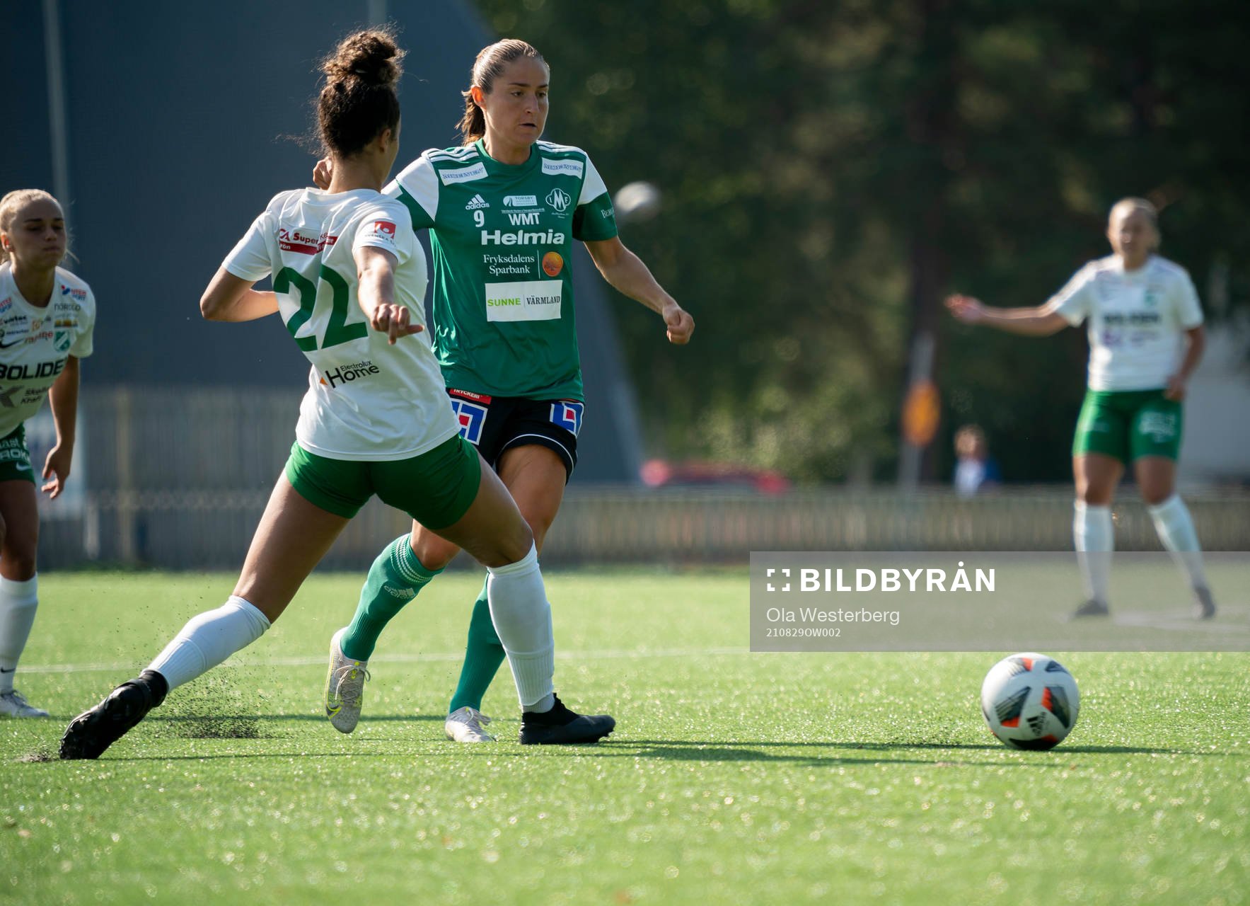 Mallbackens Fanny Flyckt och Moröns Adrianna Veland under fotbollsmatchen i Elitettan mellan Morön och Mallbacken den 29 augusti 2021 i Skellefteå. 
