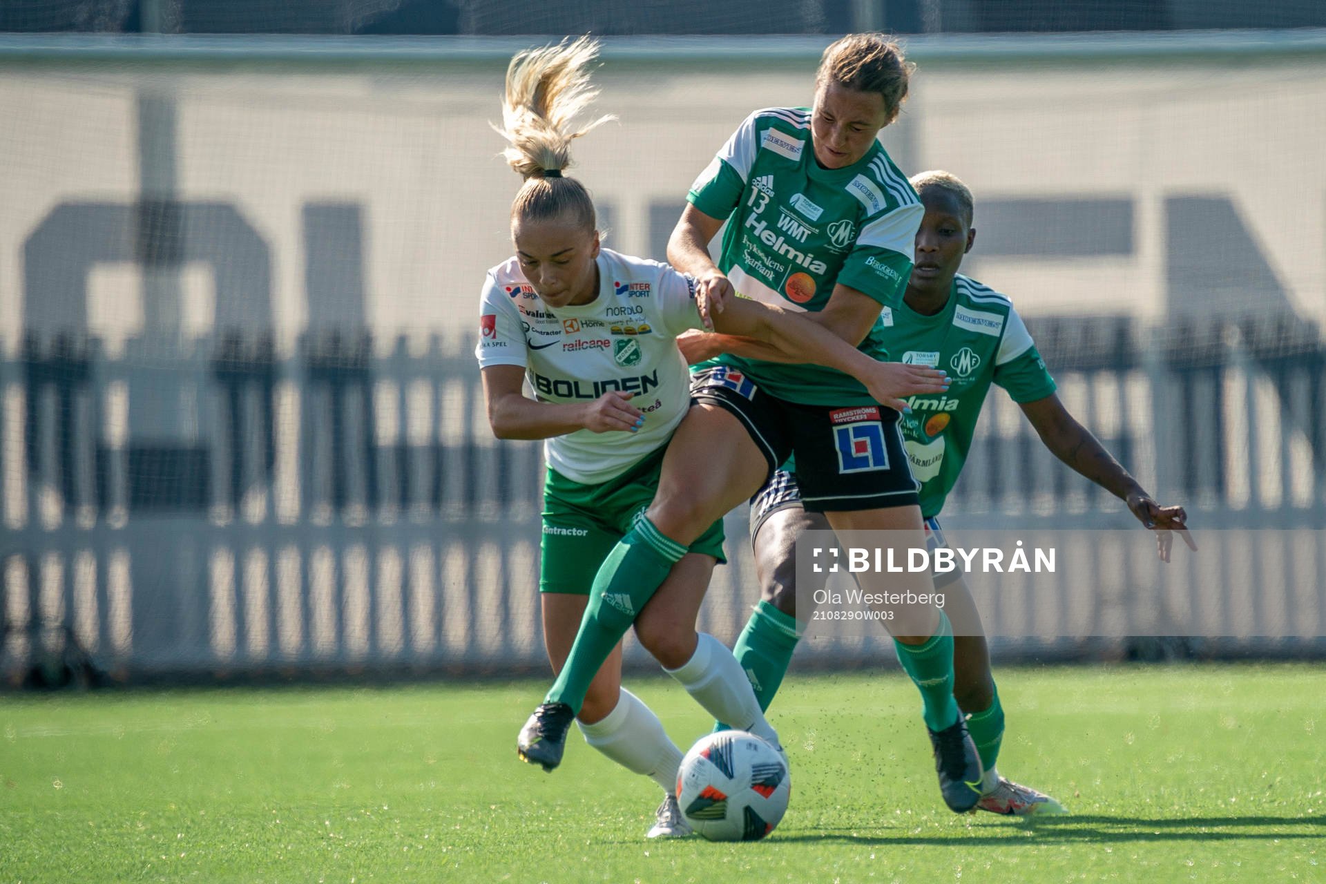 Moröns Villemo Dahlqvist och Mallbackens Linnea Berger under fotbollsmatchen i Elitettan mellan Morön och Mallbacken den 29 augusti 2021 i Skellefteå.