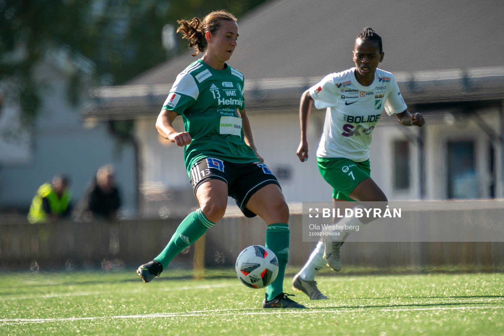 Mallbackens Linnea Berger och Moröns Hildah Magaia under fotbollsmatchen i Elitettan mellan Morön och Mallbacken den 29 augusti 2021 i Skellefteå.
