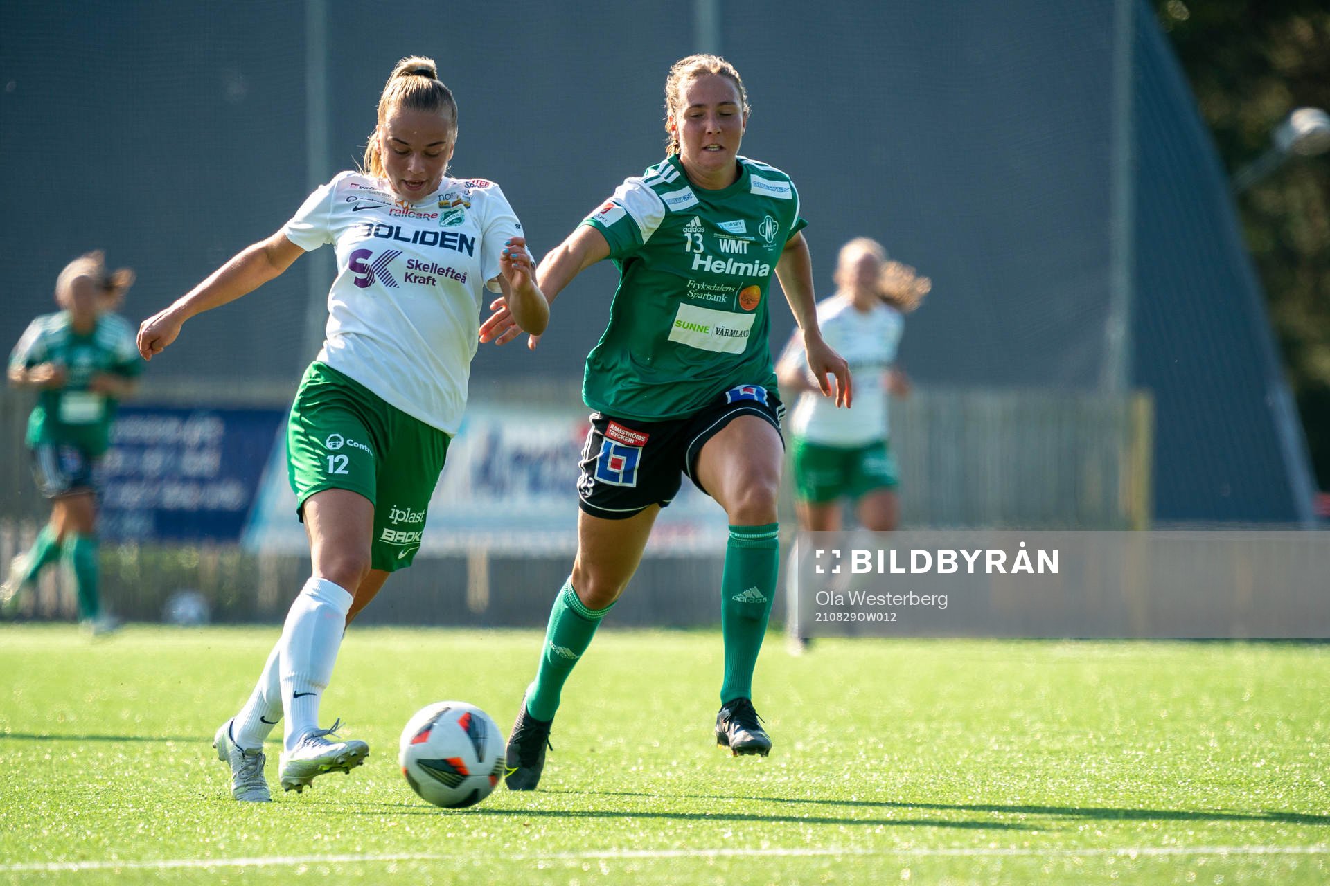 Moröns Villemo Dahlqvist och Mallbackens Linnea Berger under fotbollsmatchen i Elitettan mellan Morön och Mallbacken den 29 augusti 2021 i Skellefteå.